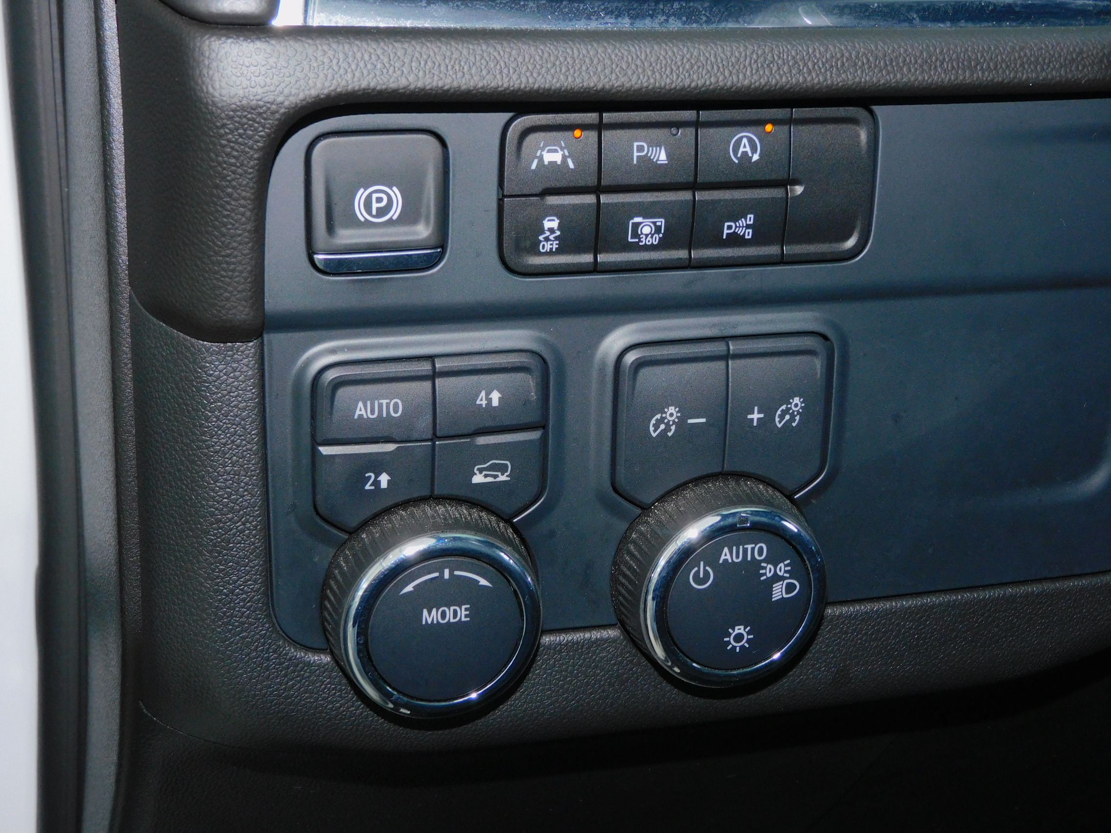 Used 2025 Summit White Chevrolet LT image 5