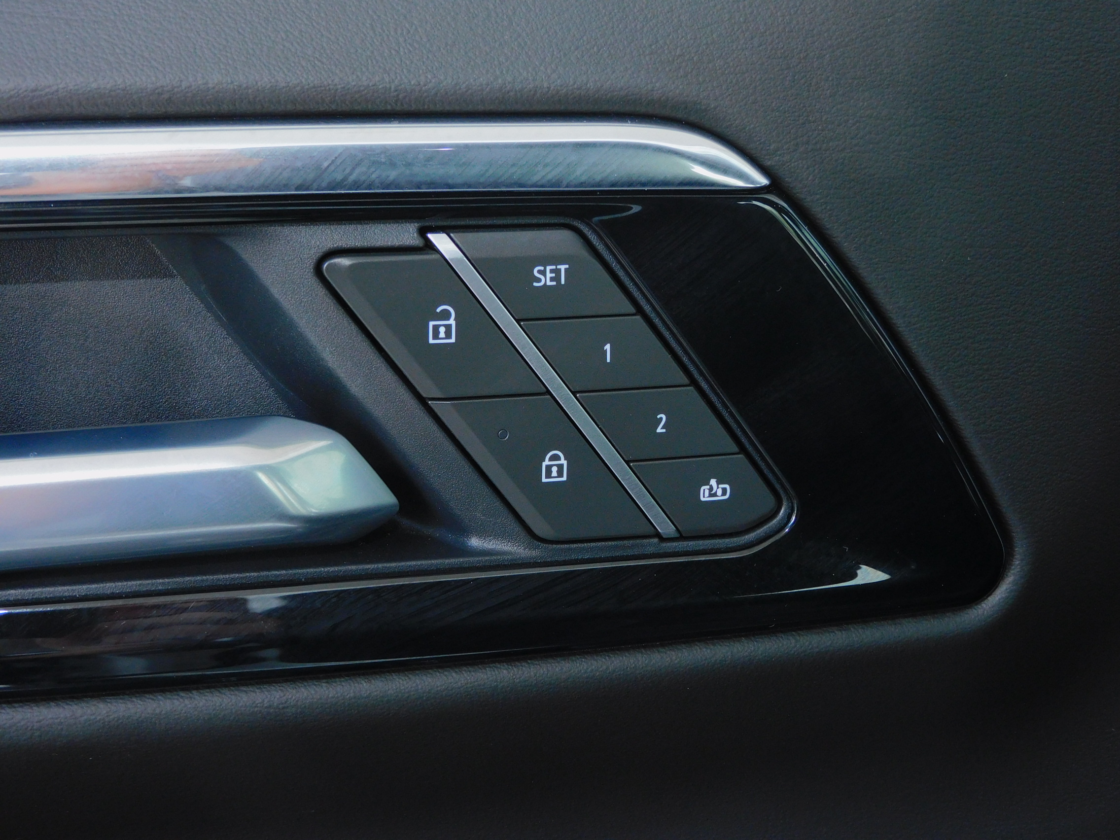 Used 2025 Summit White Chevrolet LT image 19