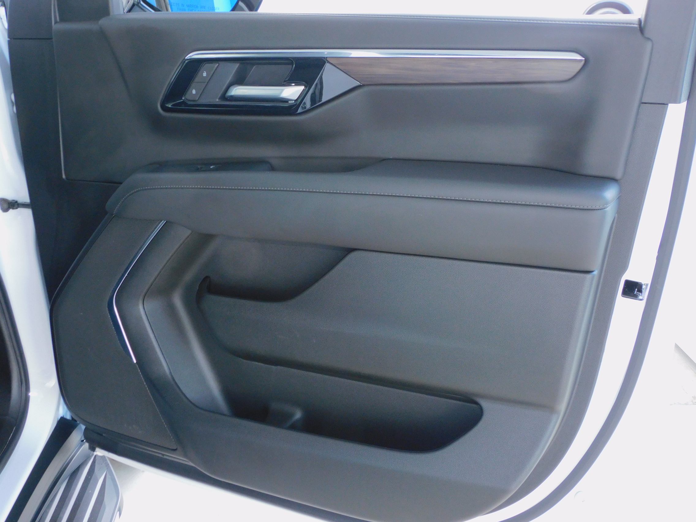 Used 2025 Summit White Chevrolet LT image 28