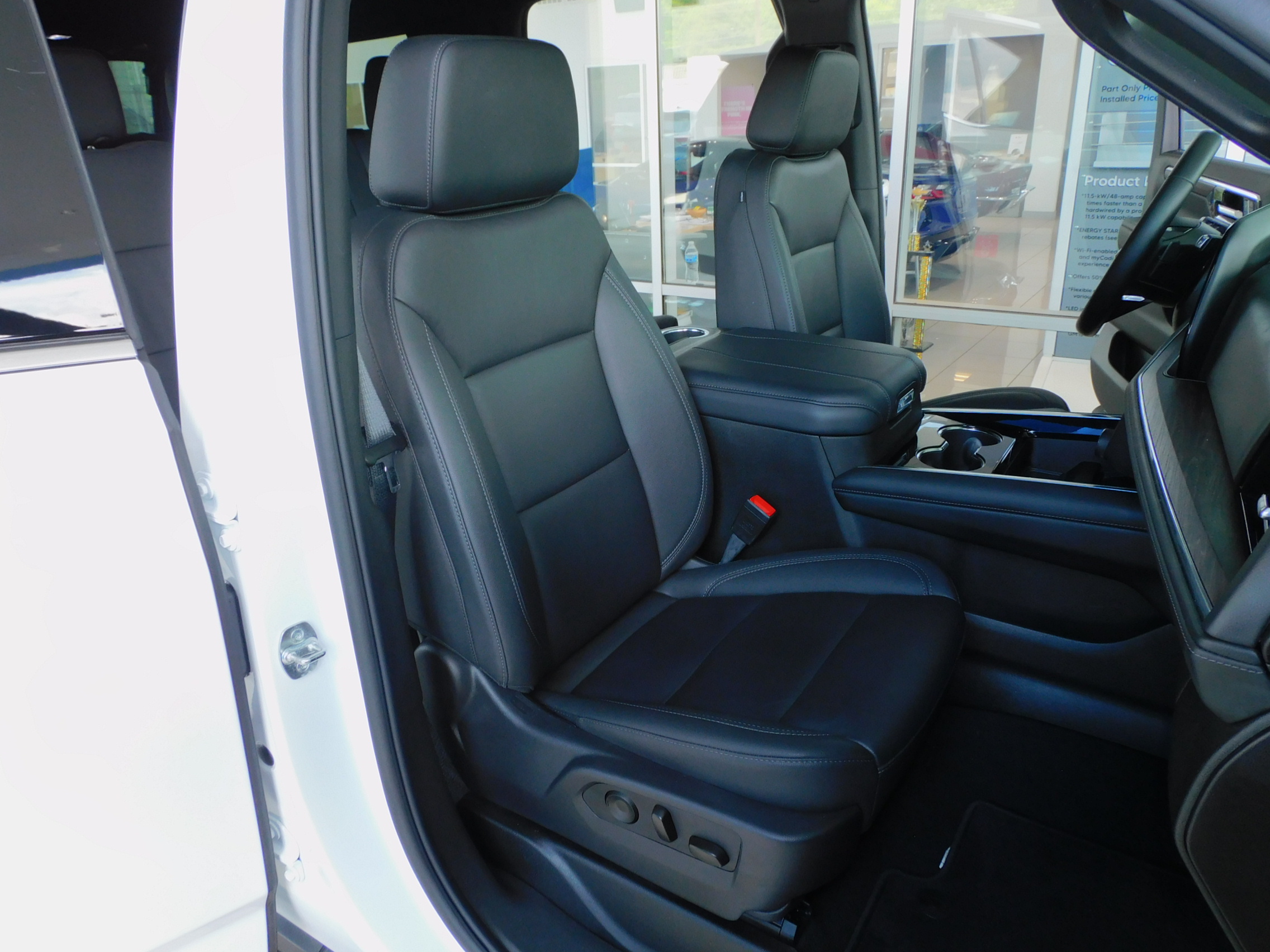 Used 2025 Summit White Chevrolet LT image 27