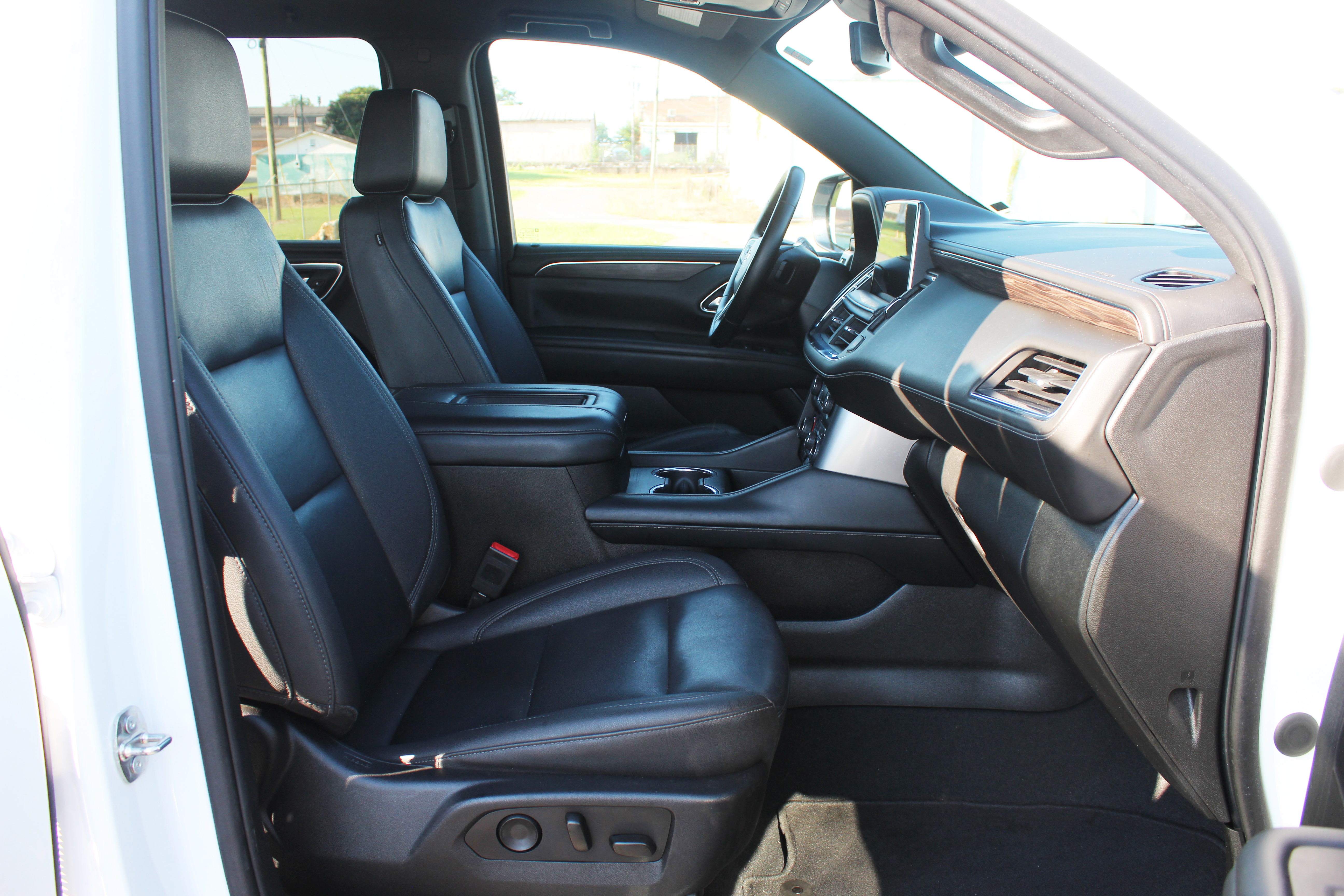 2023 Chevrolet Suburban LT - Photo 18
