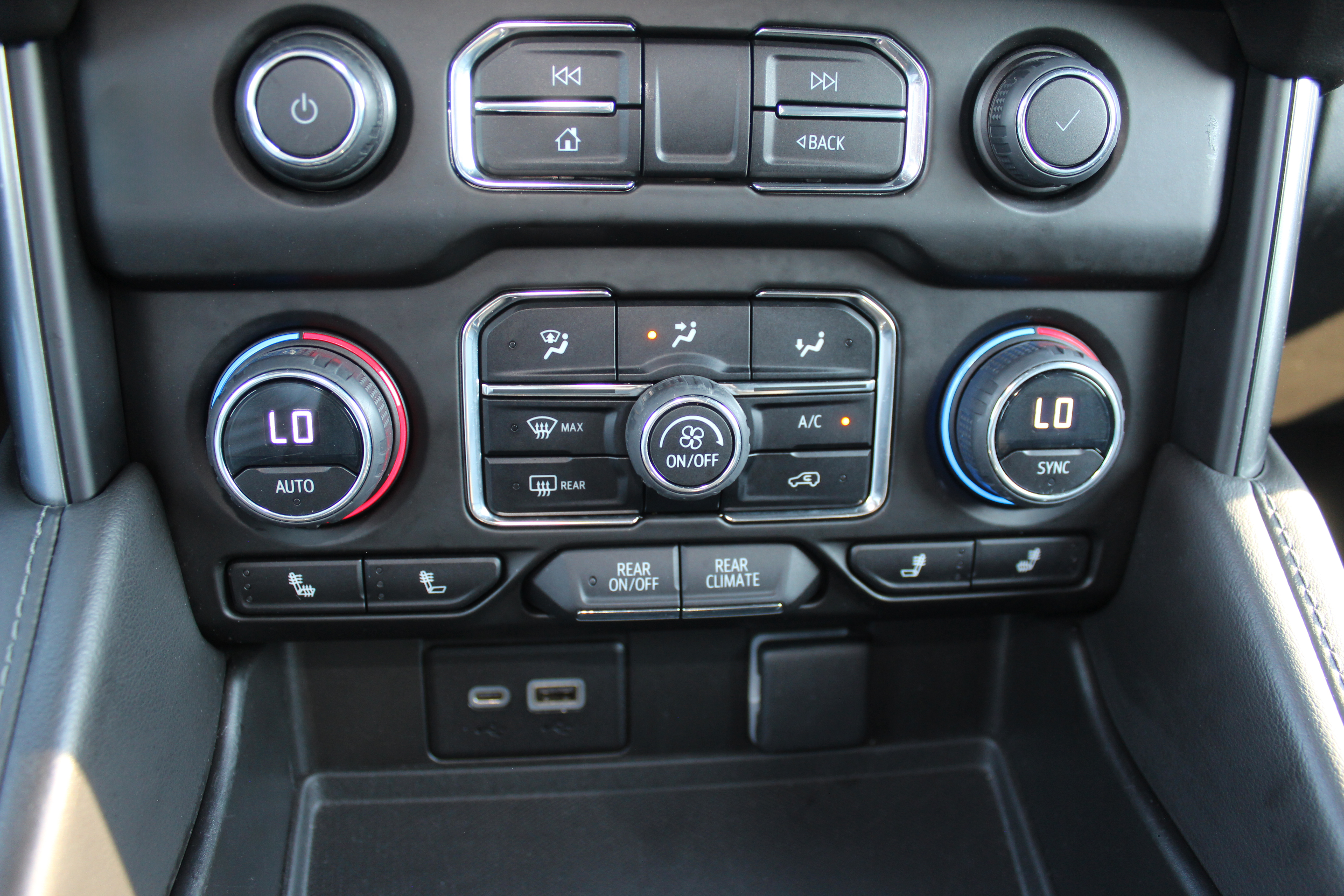 2023 Chevrolet Suburban LT - Photo 12