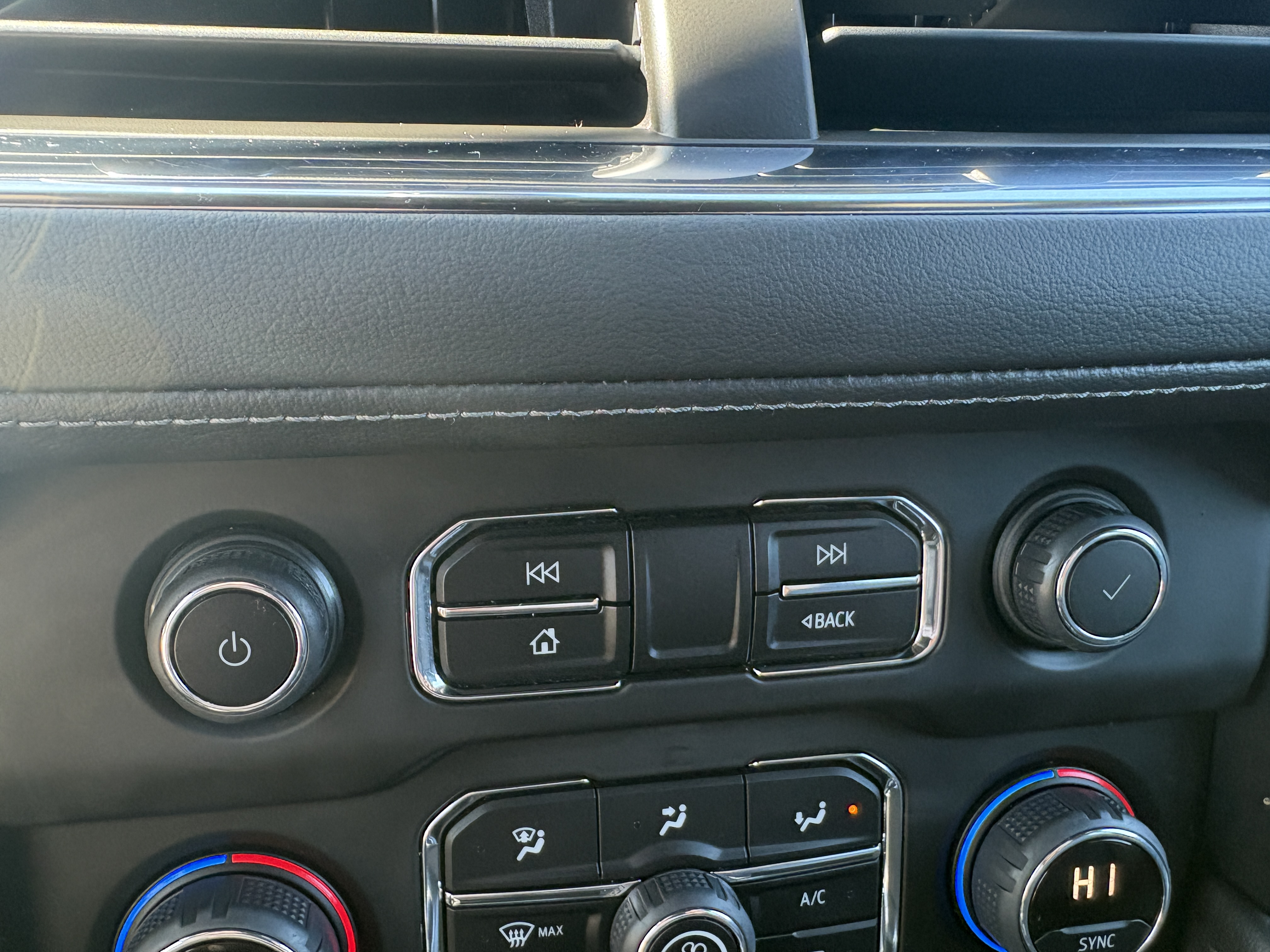 2022 Chevrolet Suburban Z71 - Photo 18