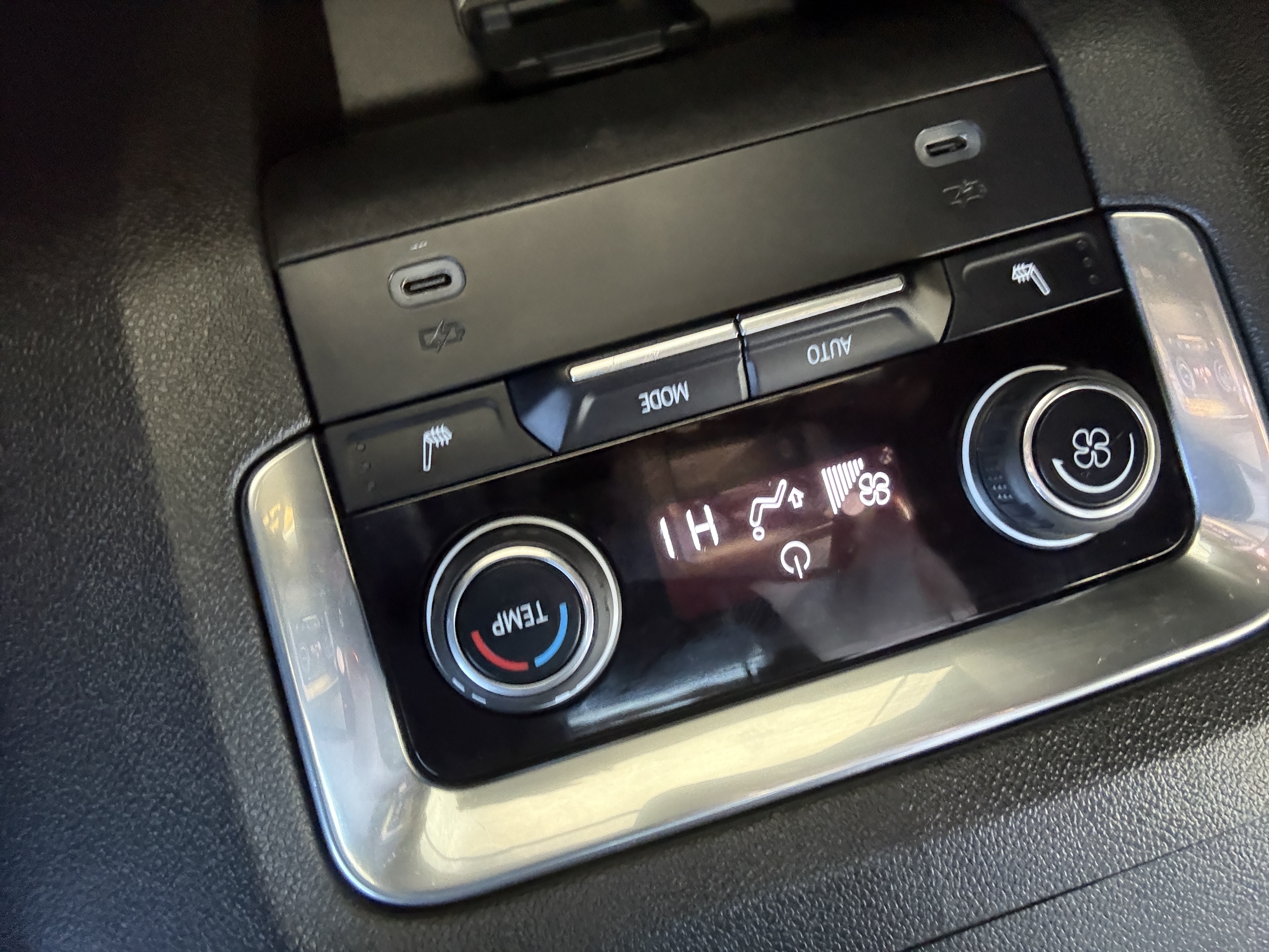 2022 Chevrolet Suburban Z71 - Photo 27