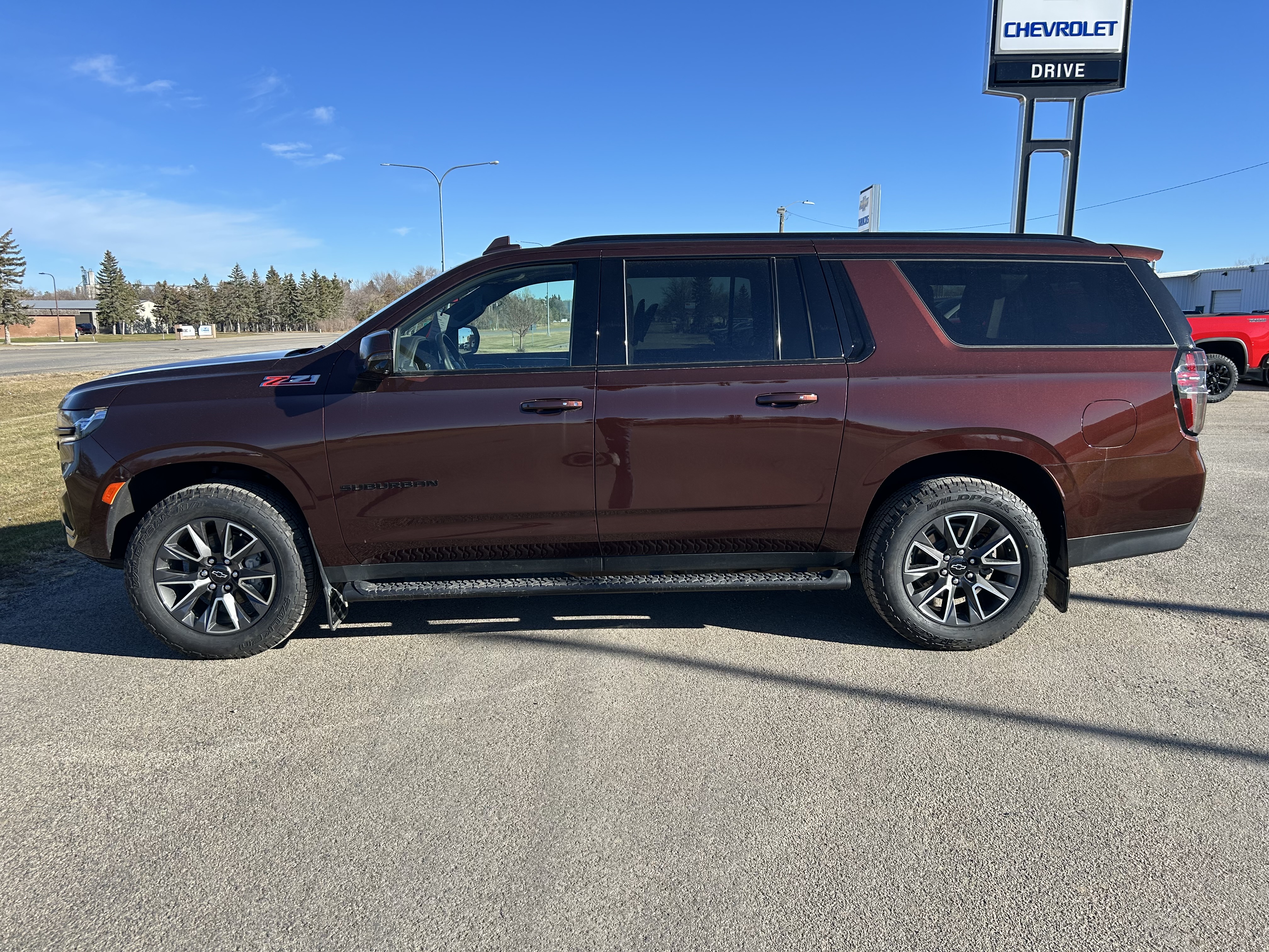 Used 2023 Chevrolet Suburban Z71 with VIN 1GNSKDKD4PR461385 for sale in Rugby, ND