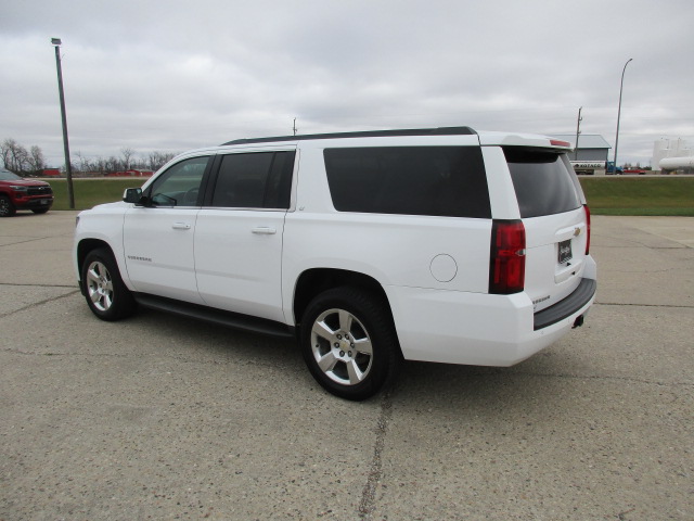 2016 Chevrolet Suburban LT photo 4