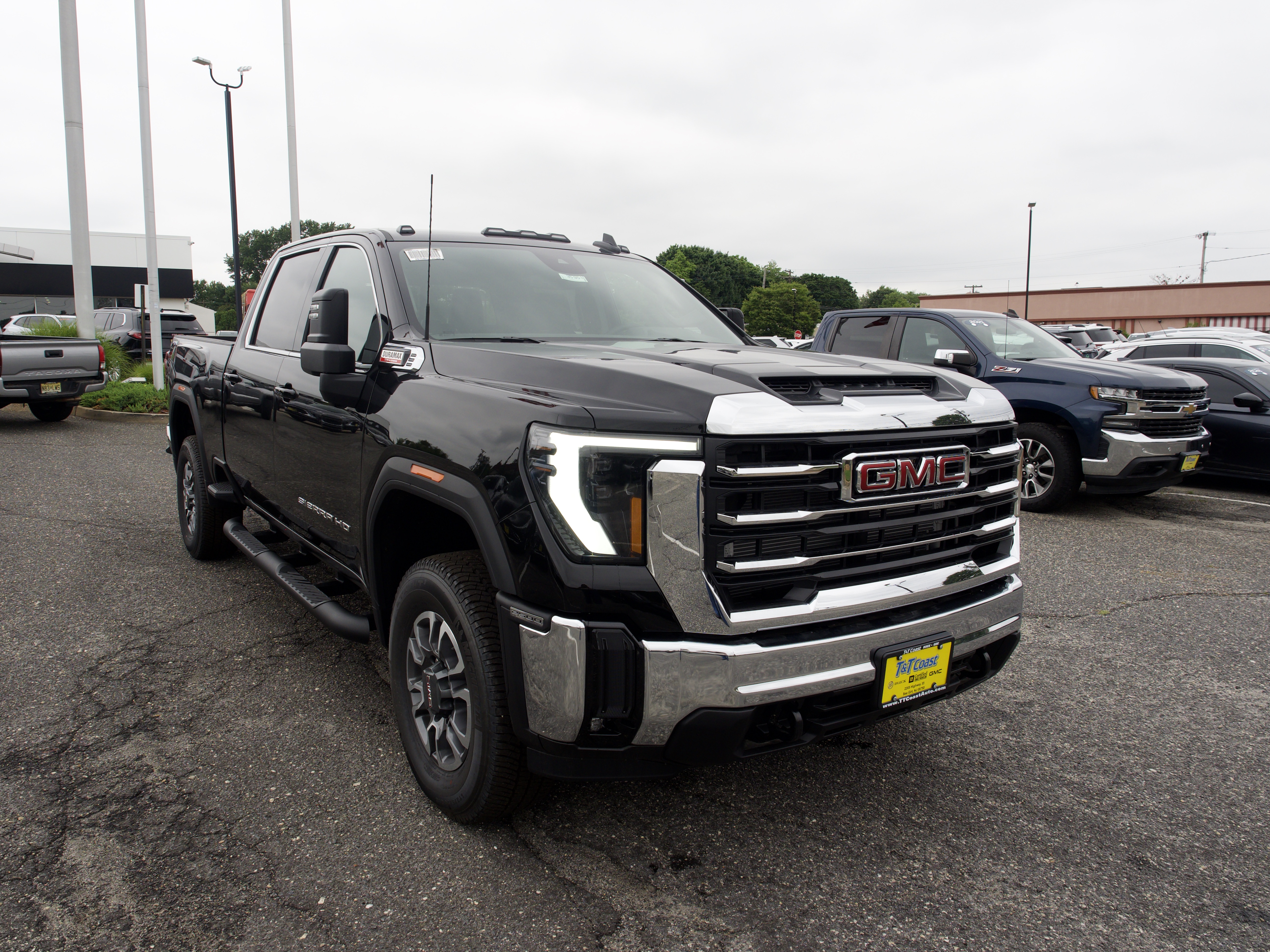 New 2026 Onyx Black GMC SLE image 4