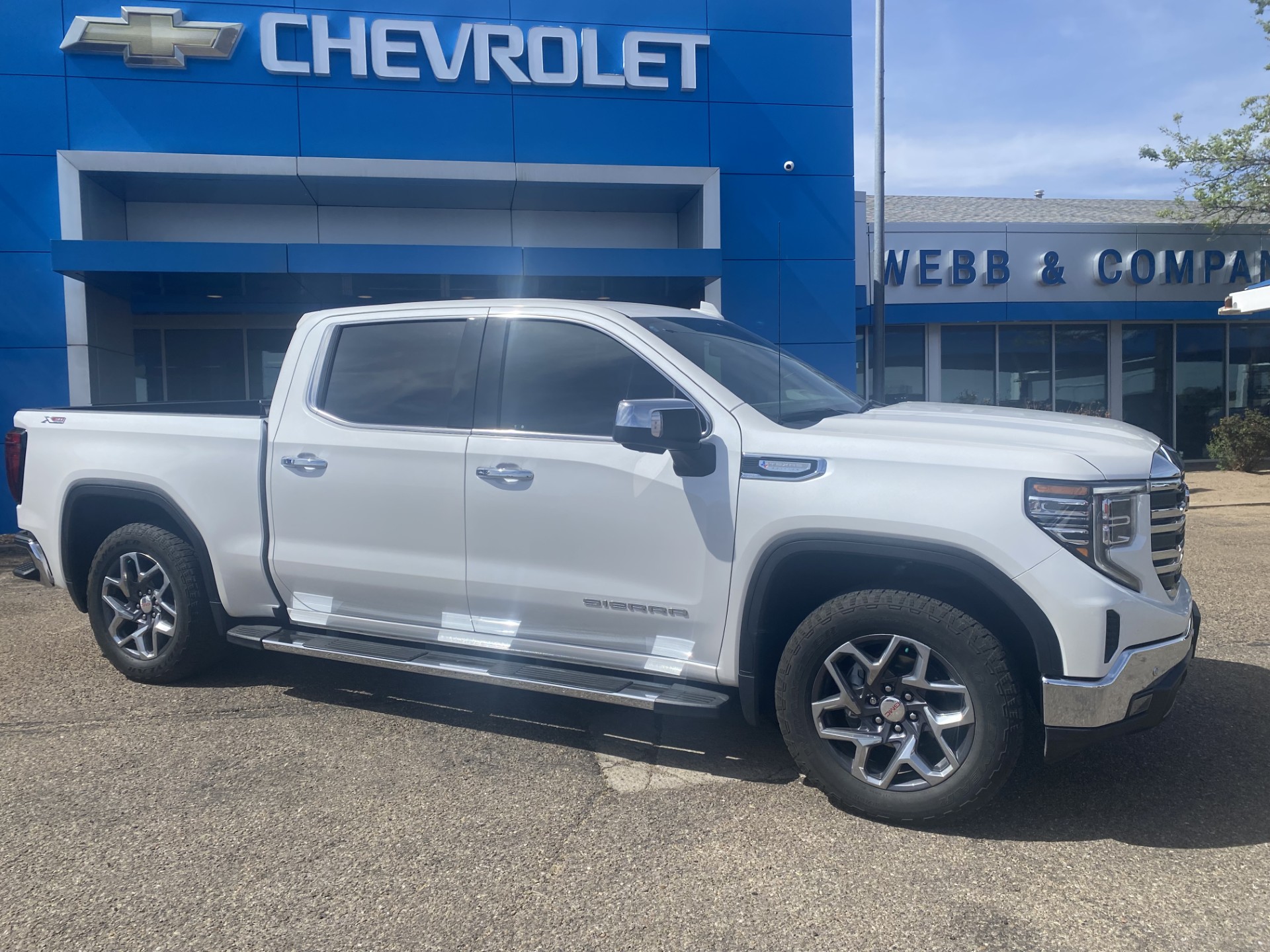 2023 GMC Sierra 4WD Crew Cab Short Box SLT's photo