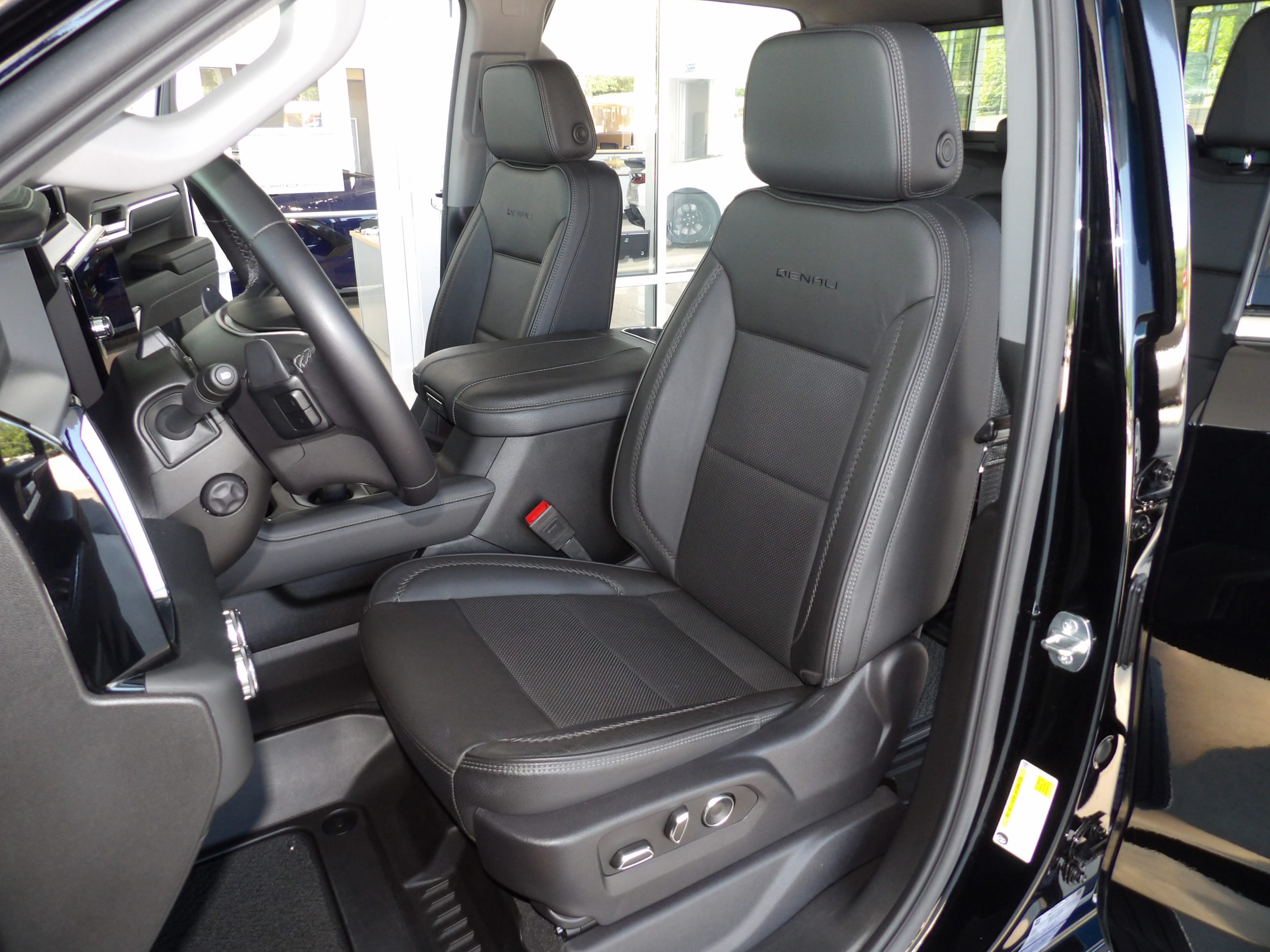 Used 2024 Onyx Black GMC Denali image 21