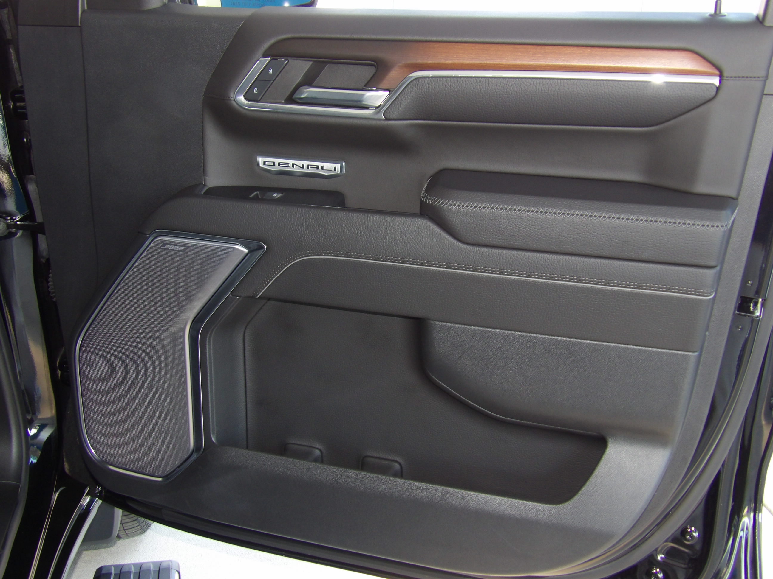 Used 2024 Onyx Black GMC Denali image 27