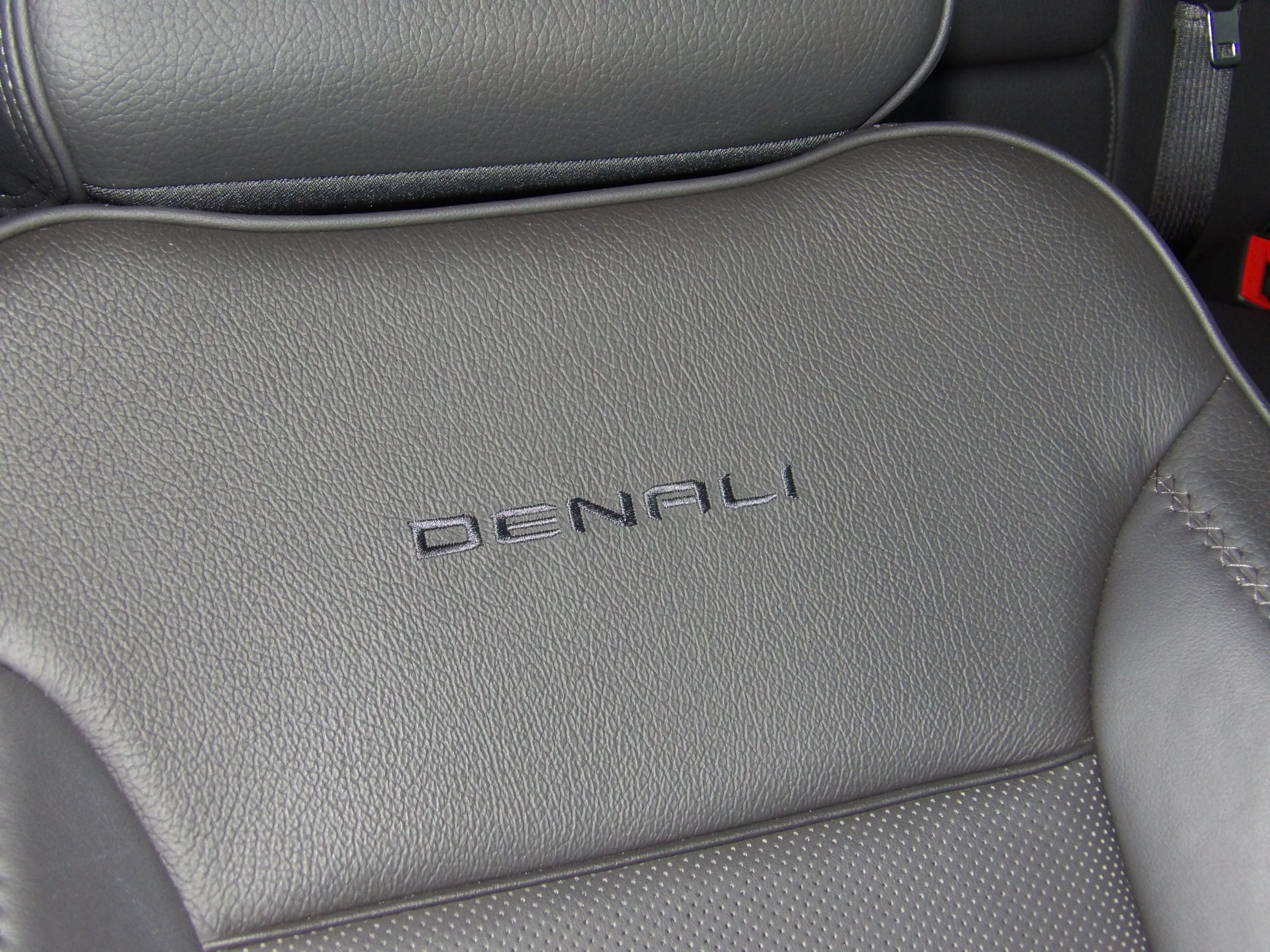 Used 2024 Onyx Black GMC Denali image 29