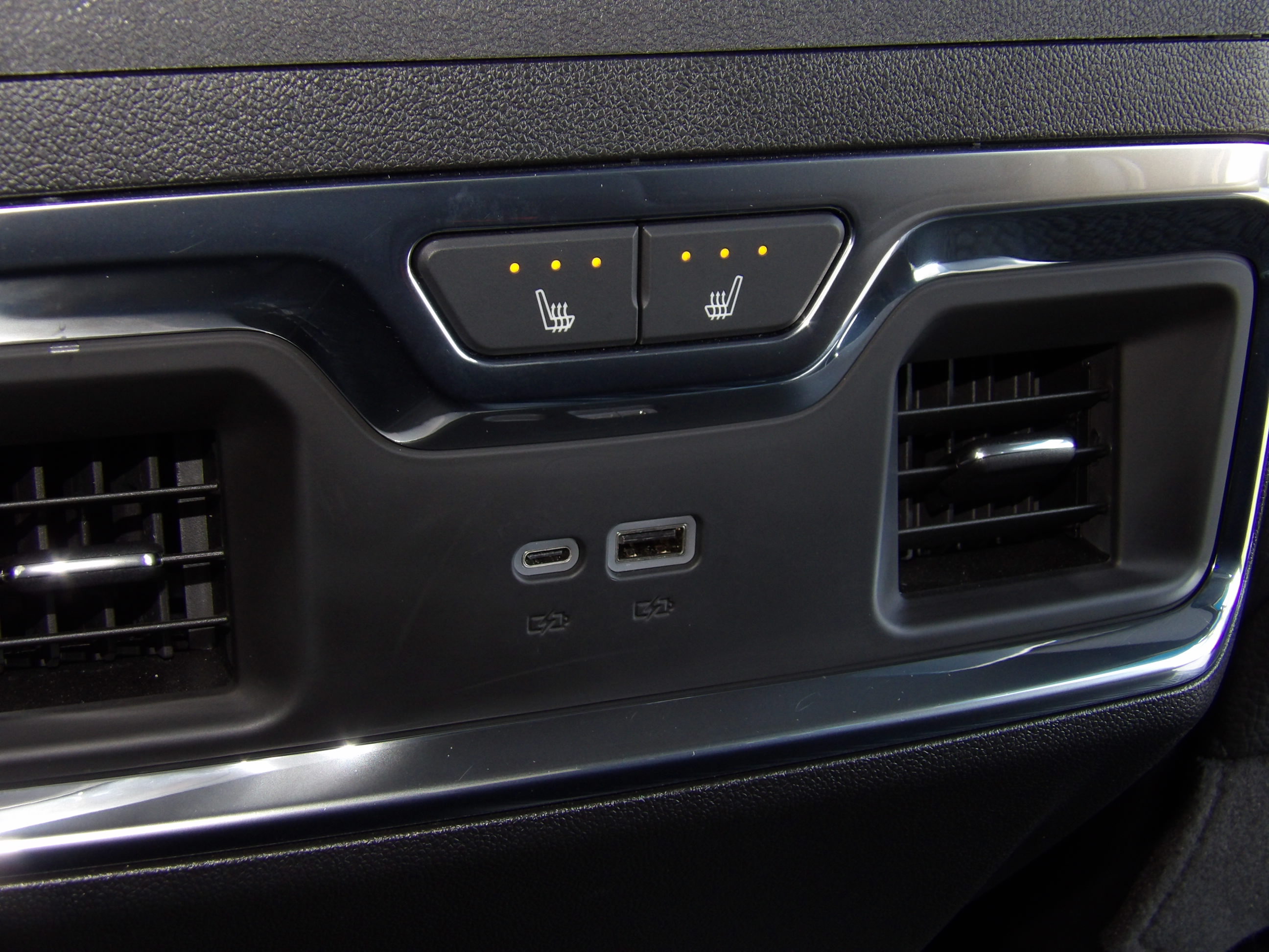 Used 2024 Onyx Black GMC Denali image 23