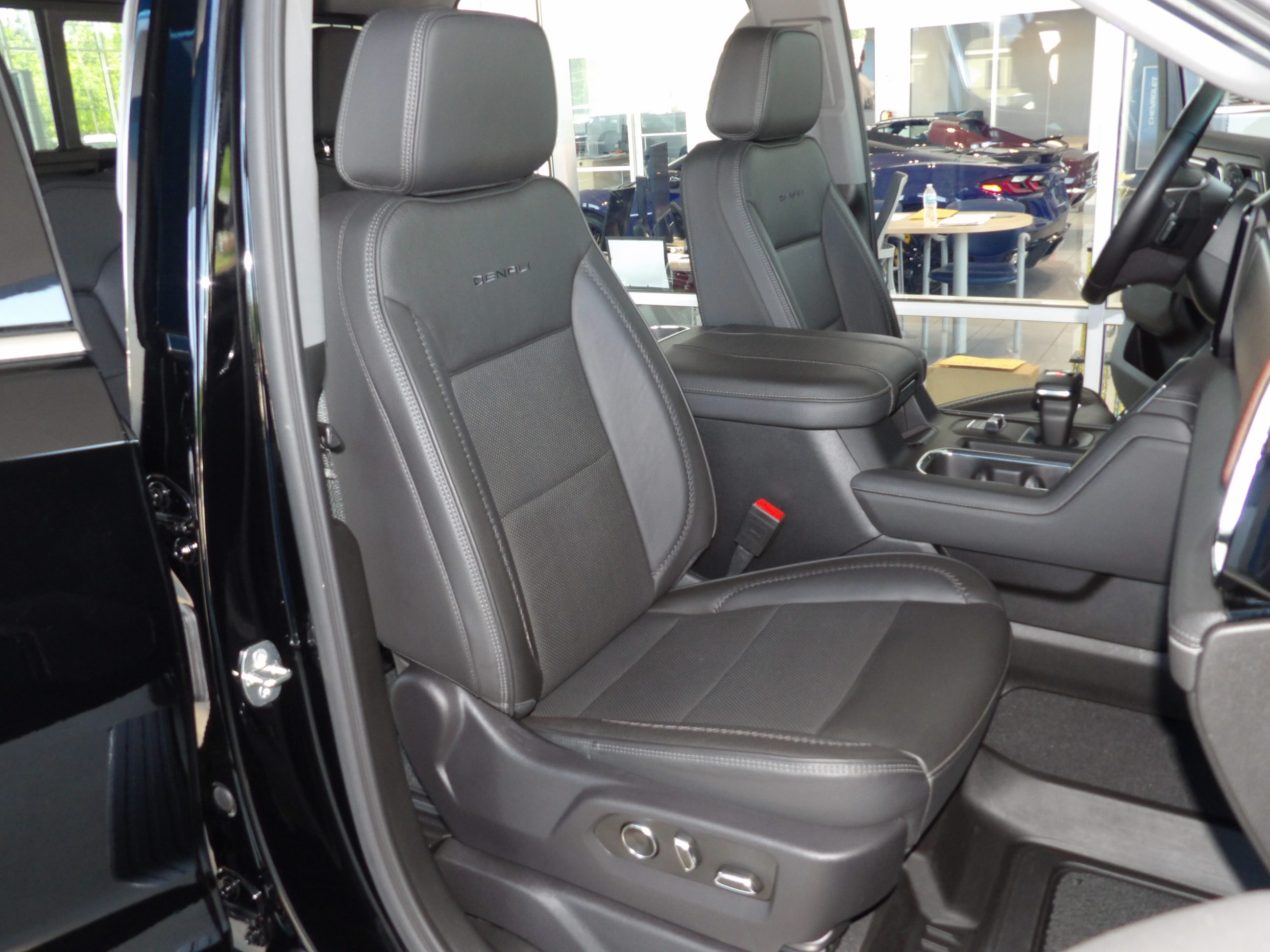 Used 2024 Onyx Black GMC Denali image 26