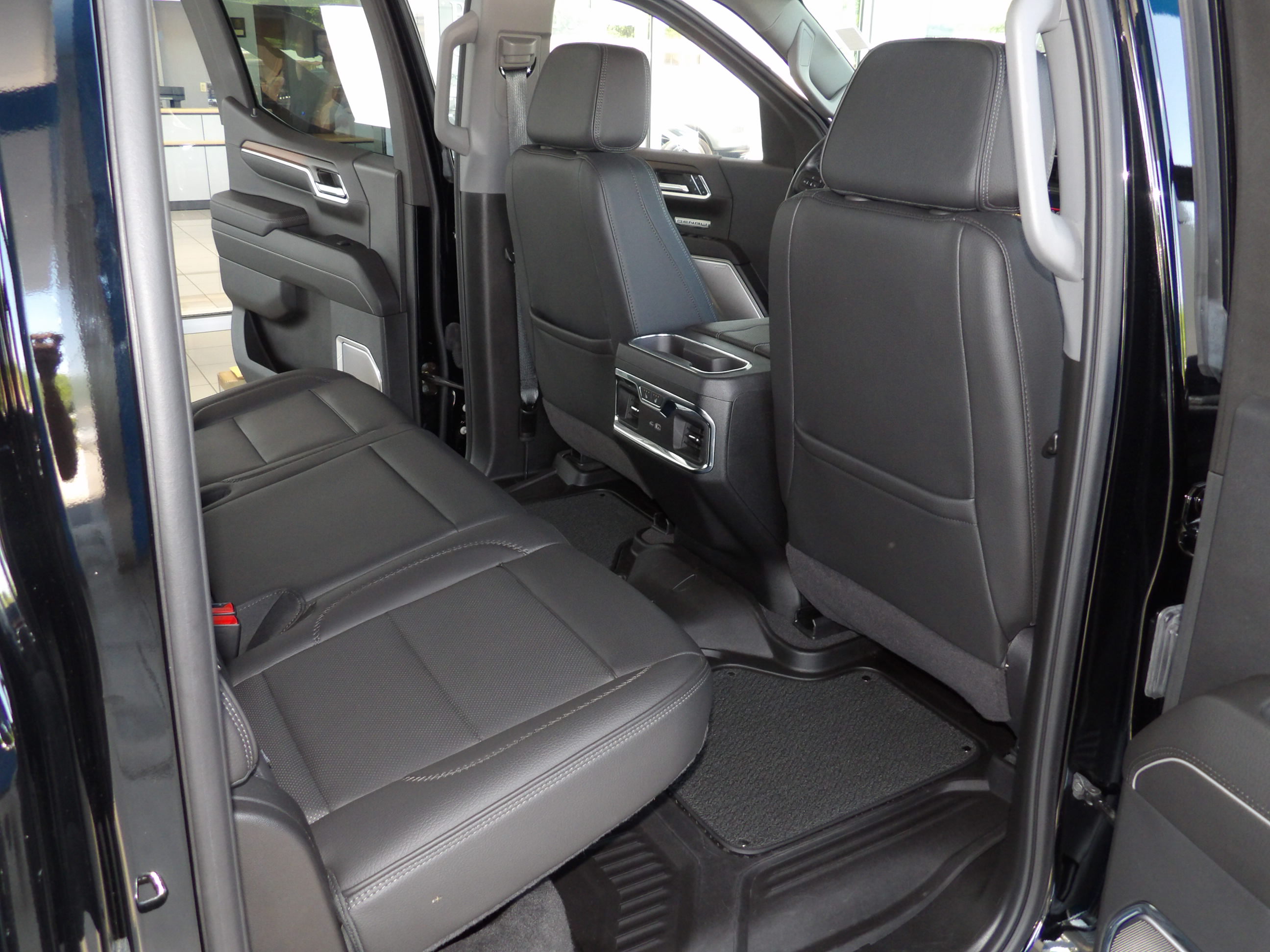Used 2024 Onyx Black GMC Denali image 24