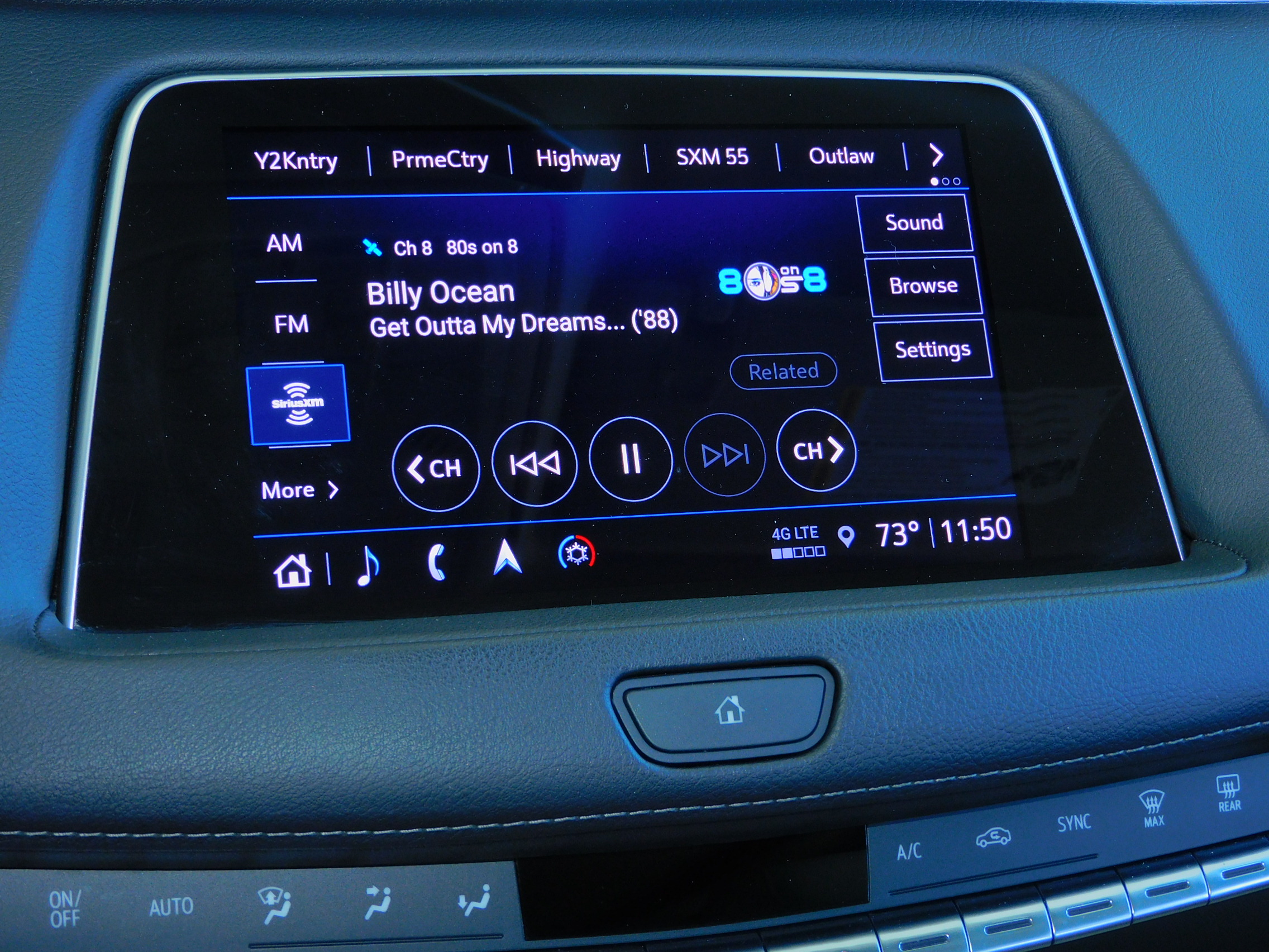 2023 Cadillac XT4 Luxury photo 3