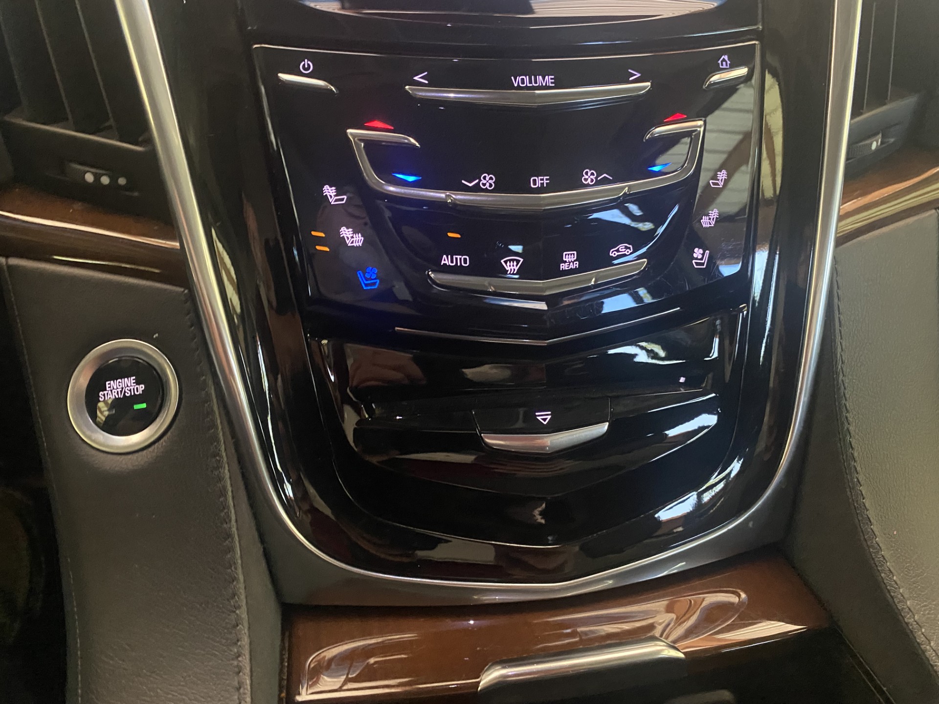 Used 2019 BLACK RAVEN Cadillac Premium Luxury image 18