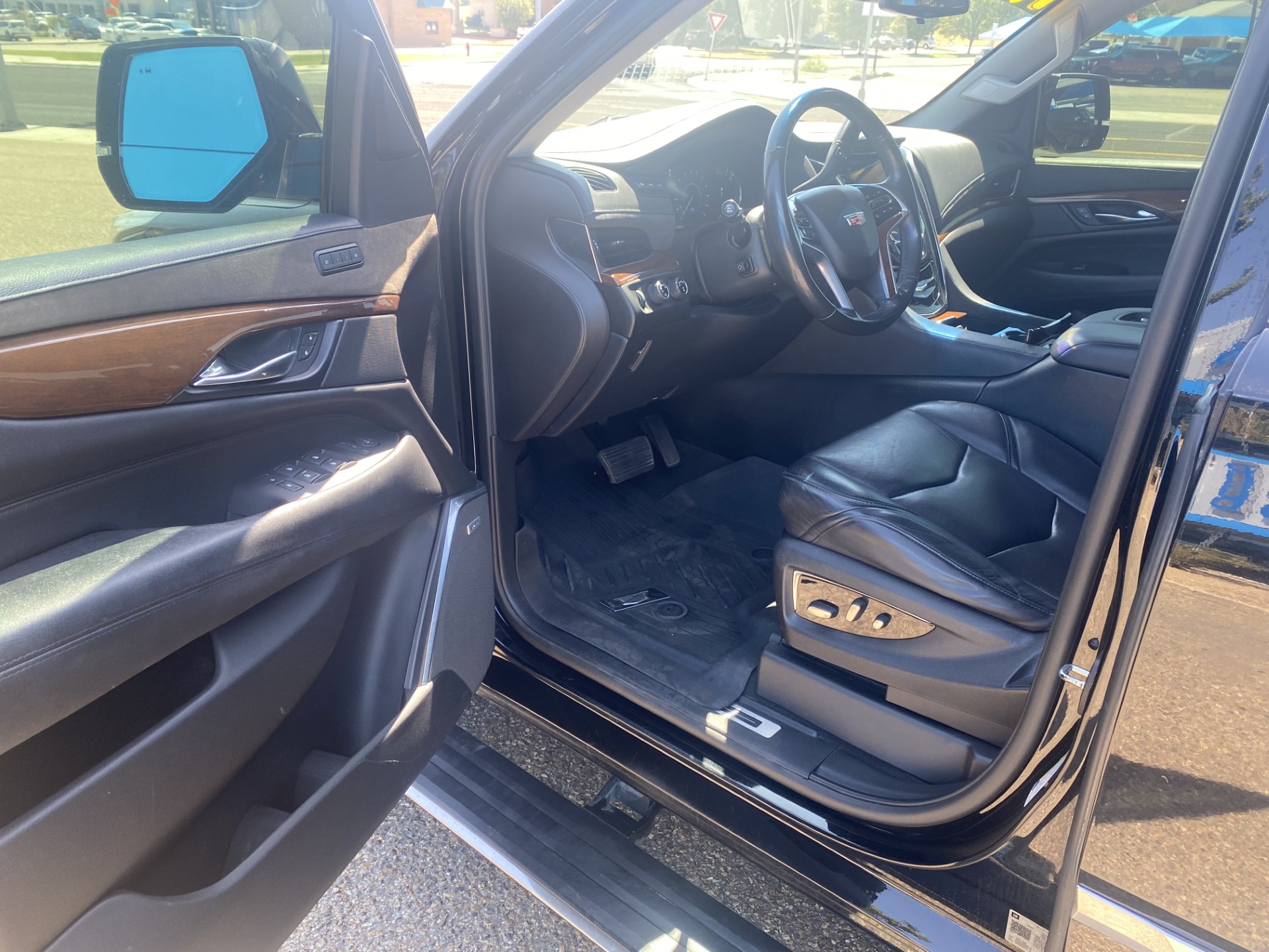 Used 2019 BLACK RAVEN Cadillac Premium Luxury image 8