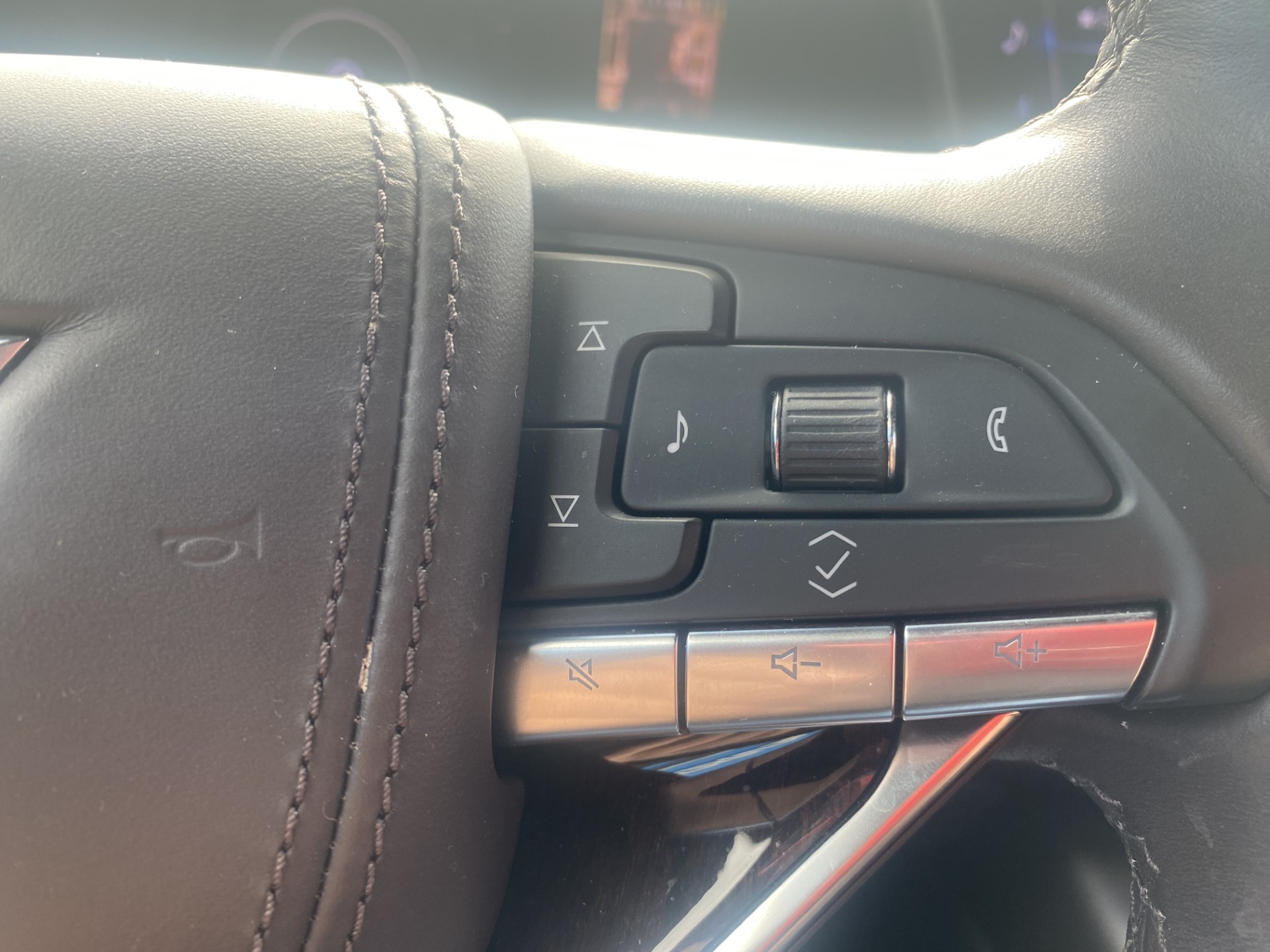 Used 2023 Crystal White Tricoat Cadillac Sport Platinum image 21