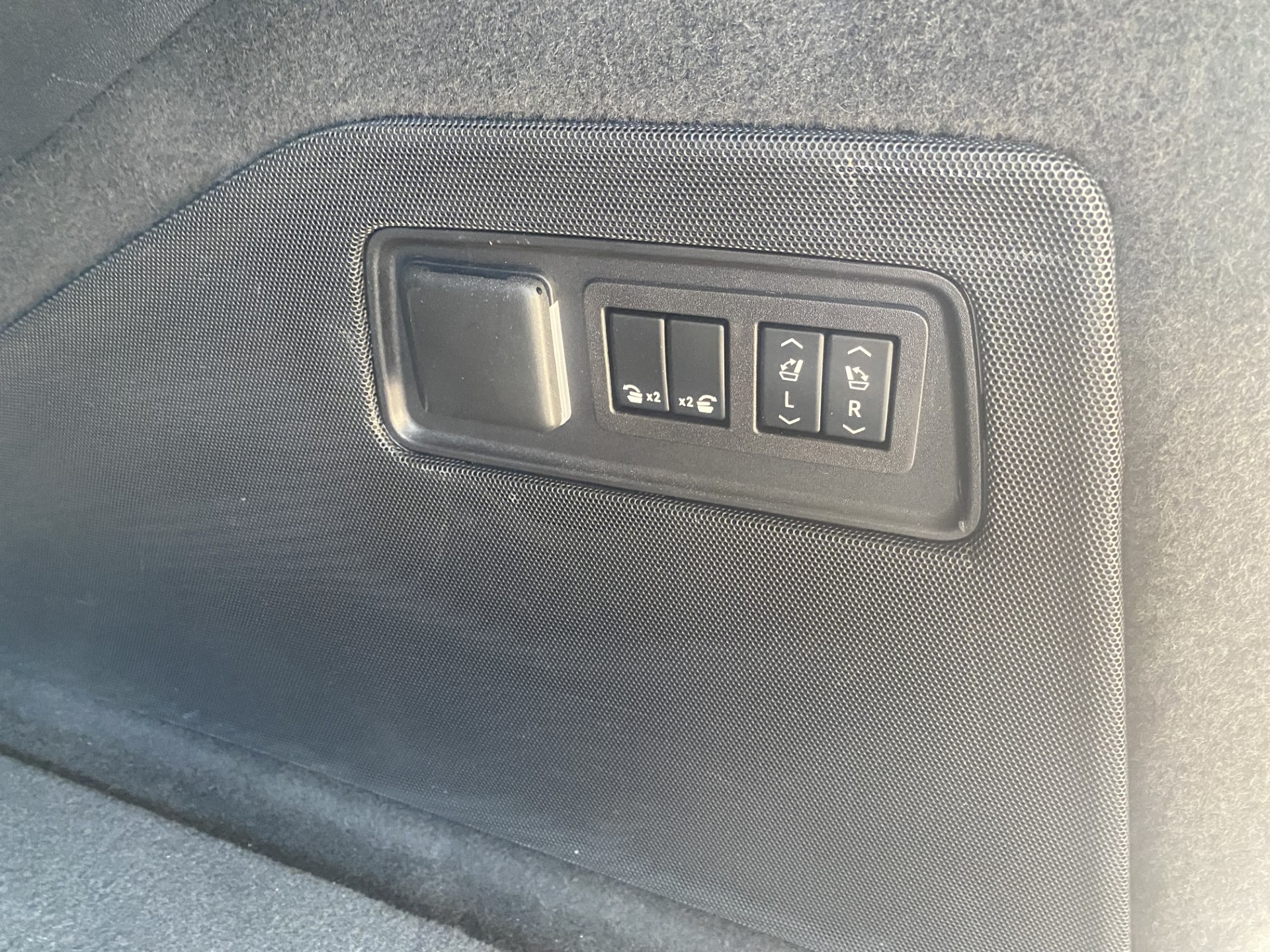 Used 2023 Crystal White Tricoat Cadillac Sport Platinum image 18