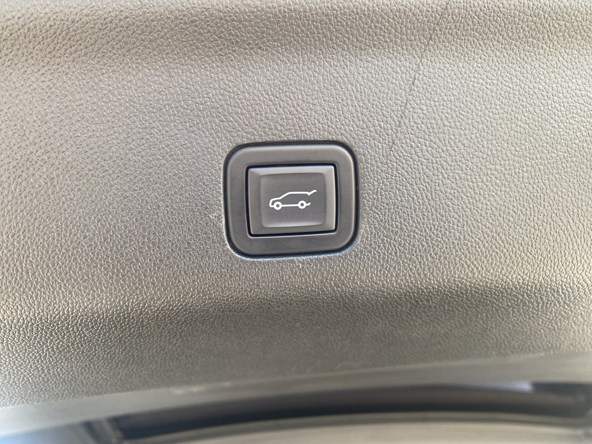 Used 2023 Crystal White Tricoat Cadillac Sport Platinum image 19