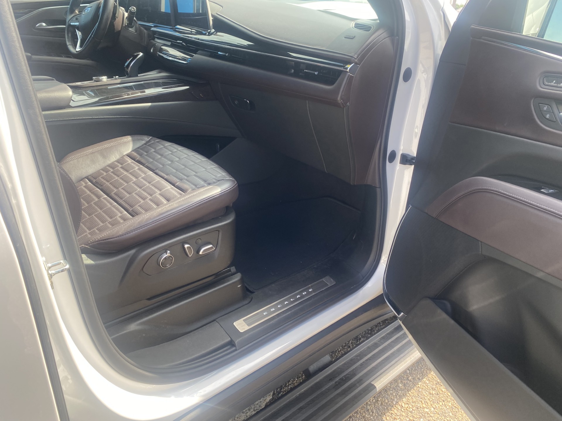 Used 2023 Crystal White Tricoat Cadillac Sport Platinum image 12