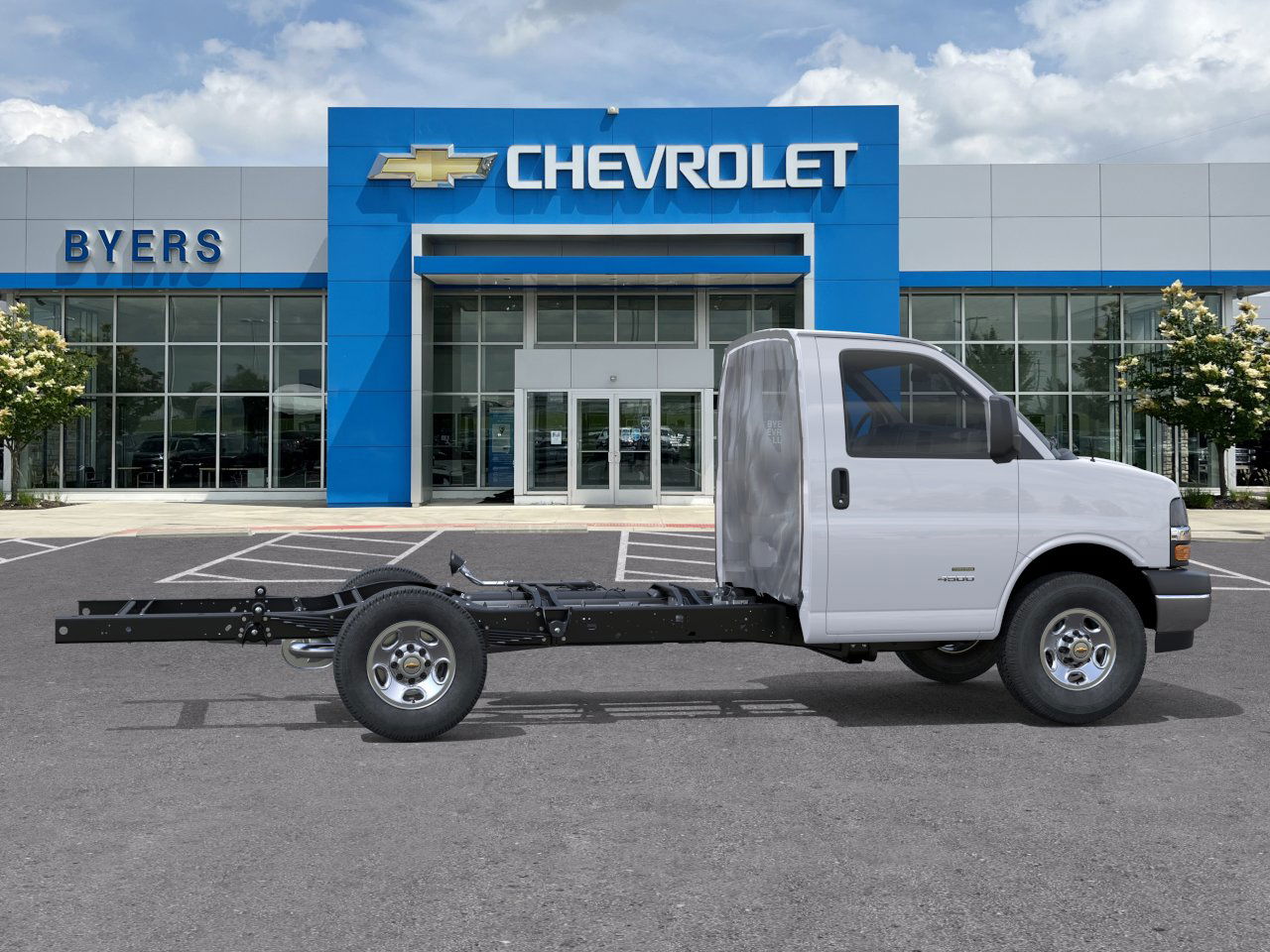 2025 Chevrolet Express Cutaway 3500 photo 2