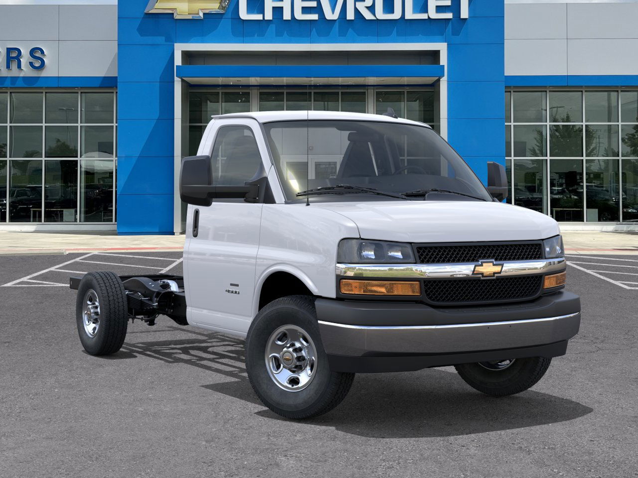 2025 Chevrolet Express Cutaway 3500 photo 4