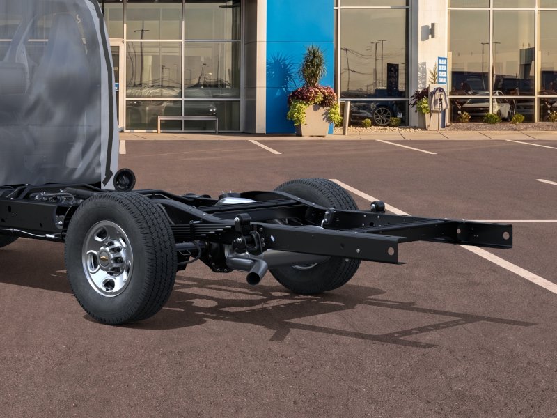New 2025 Summit White Chevrolet 1WT image 35