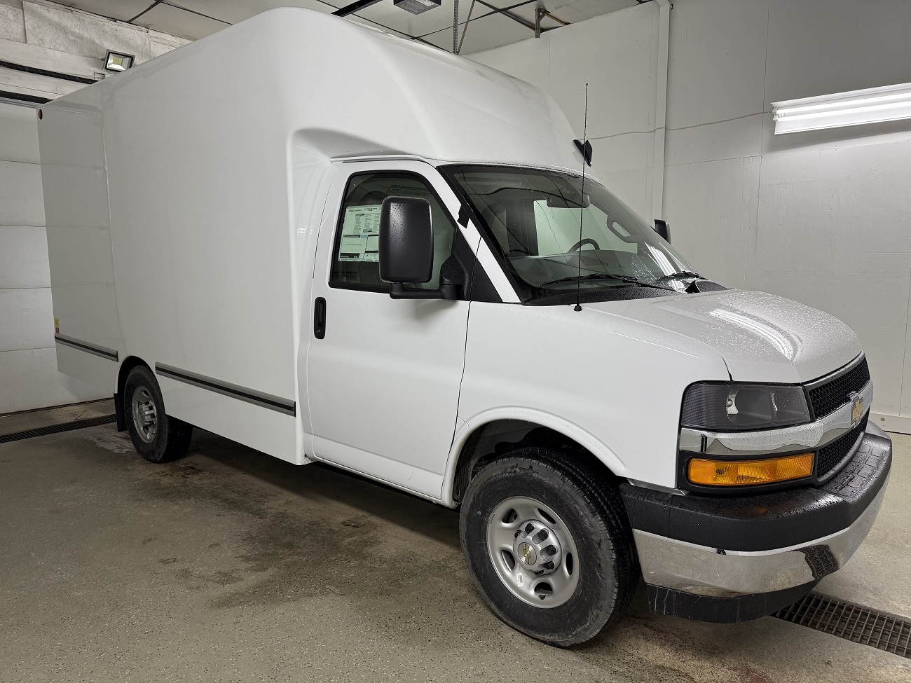 2025 Chevrolet Express Cutaway Base's photo