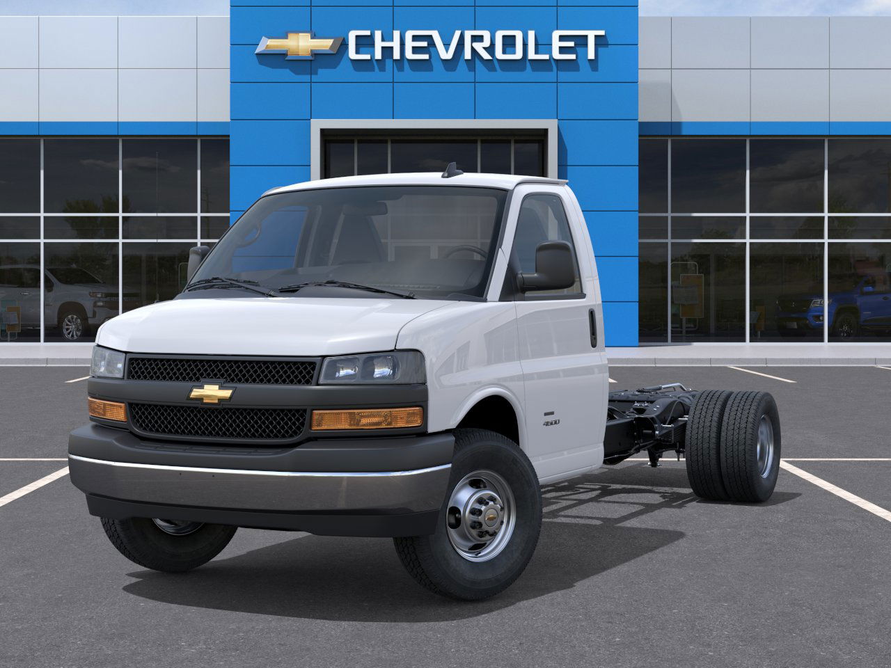 2025 Chevrolet Express Cutaway 3500 photo 2