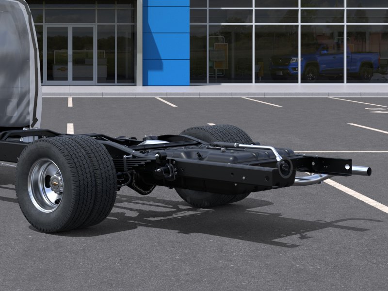 New 2025 Summit White Chevrolet 1WT image 35