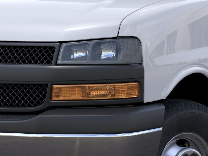 New 2025 Summit White Chevrolet 1WT image 34