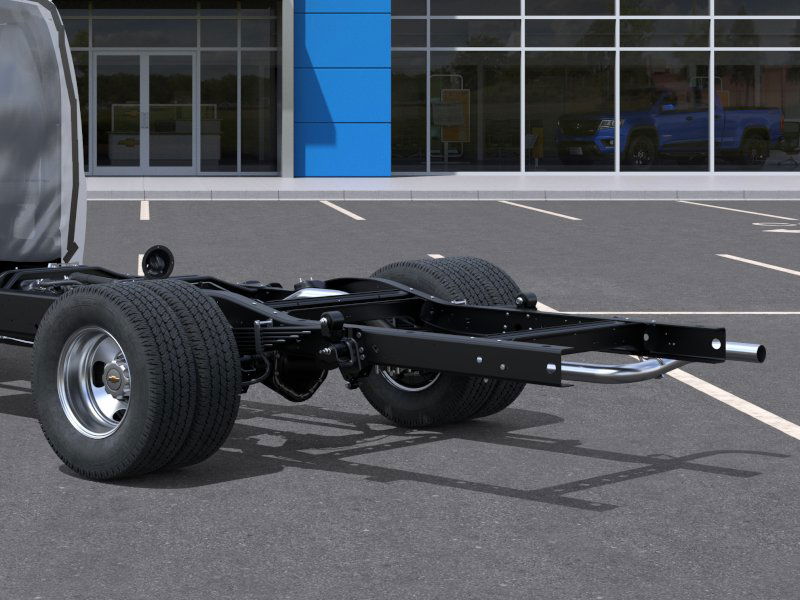 New 2025 Summit White Chevrolet 1WT image 32