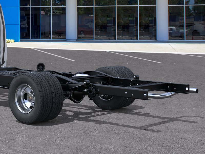 New 2025 Summit White Chevrolet 1WT image 38
