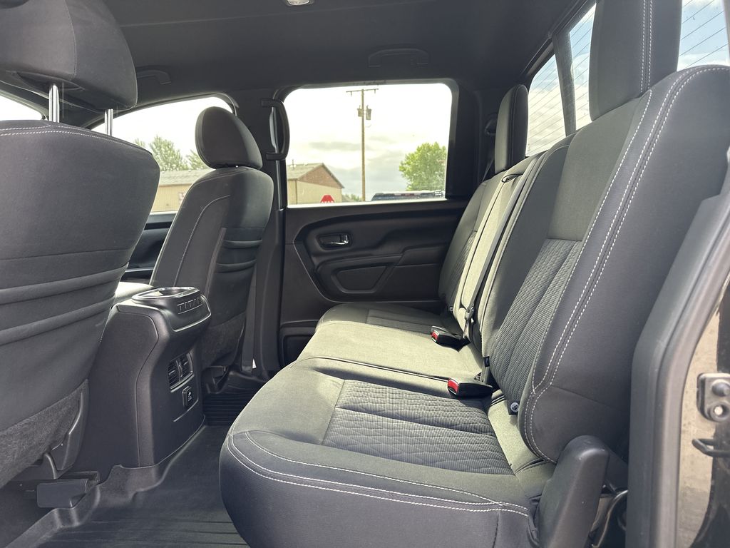 2018 Nissan Titan SV photo 9