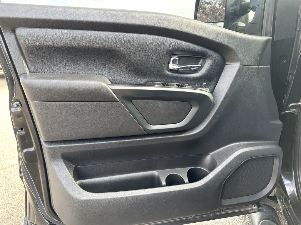 2018 Nissan Titan SV photo 3