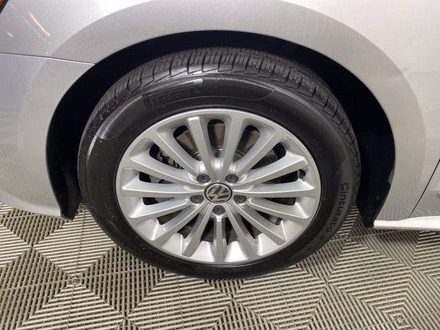 Pre-Owned 2016 Volkswagen Passat