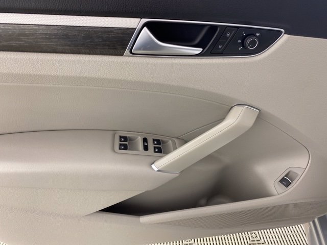 Pre-Owned 2016 Volkswagen Passat