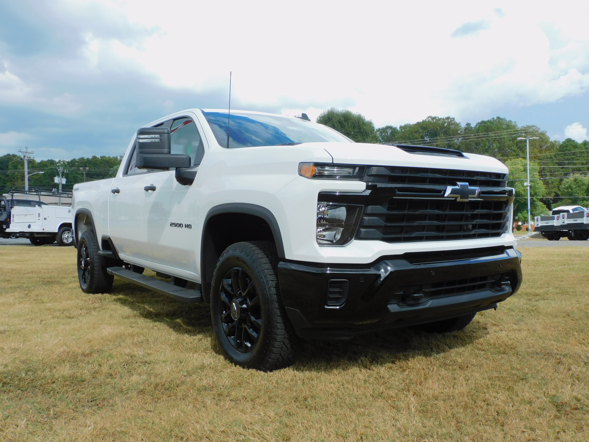 2025 Chevrolet Silverado 2500HD Custom photo 3