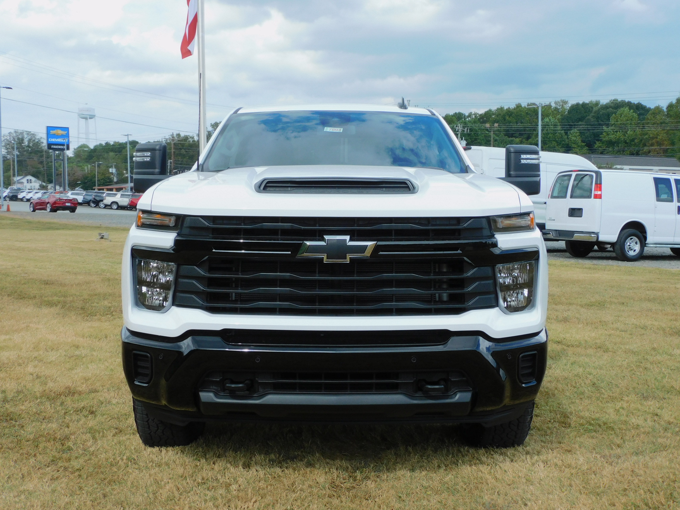 2025 Chevrolet Silverado 2500HD Custom photo 2
