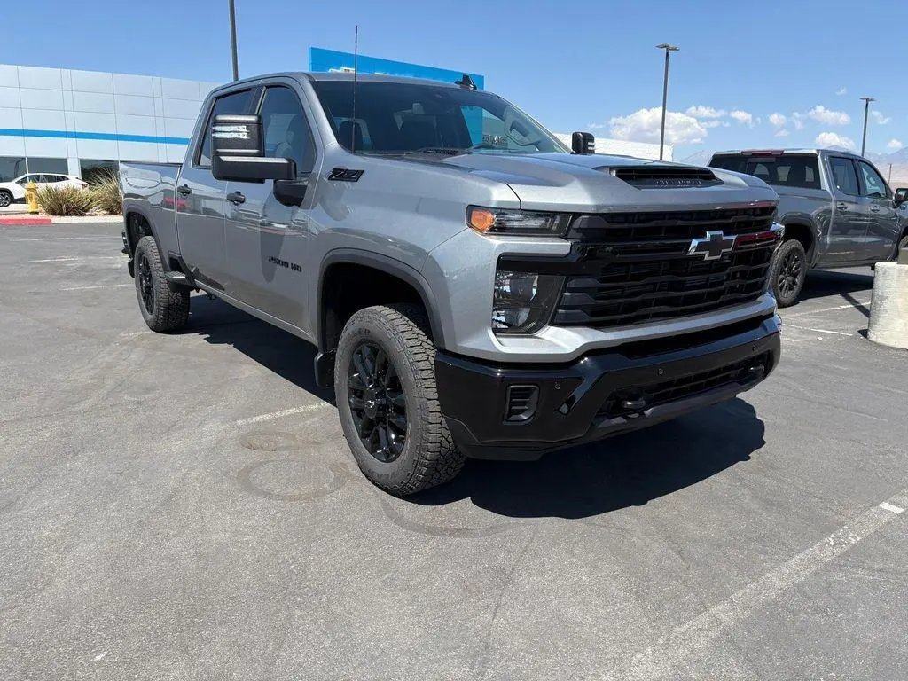 2026 Chevrolet Silverado 2500HD Custom photo 3