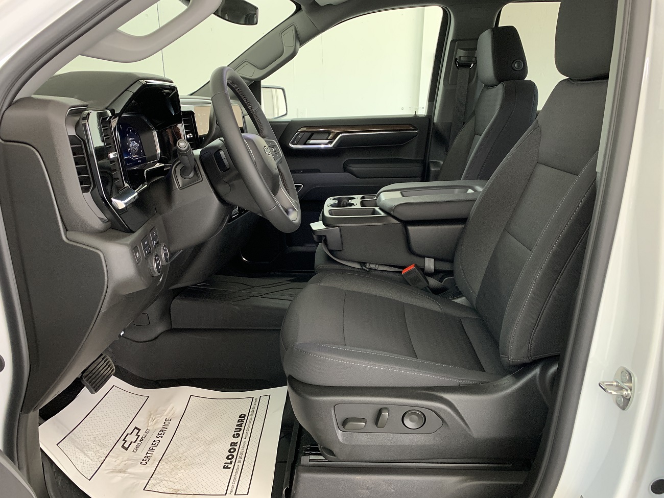 2024 Chevrolet Silverado 1500 RST photo 9