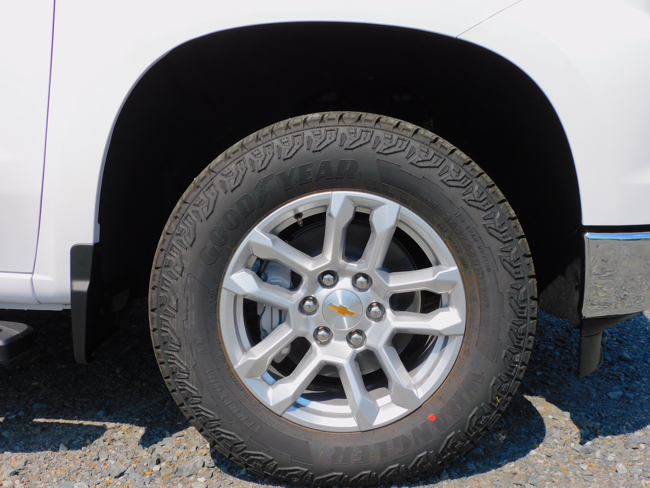 2025 Chevrolet Silverado 1500 LT photo 2