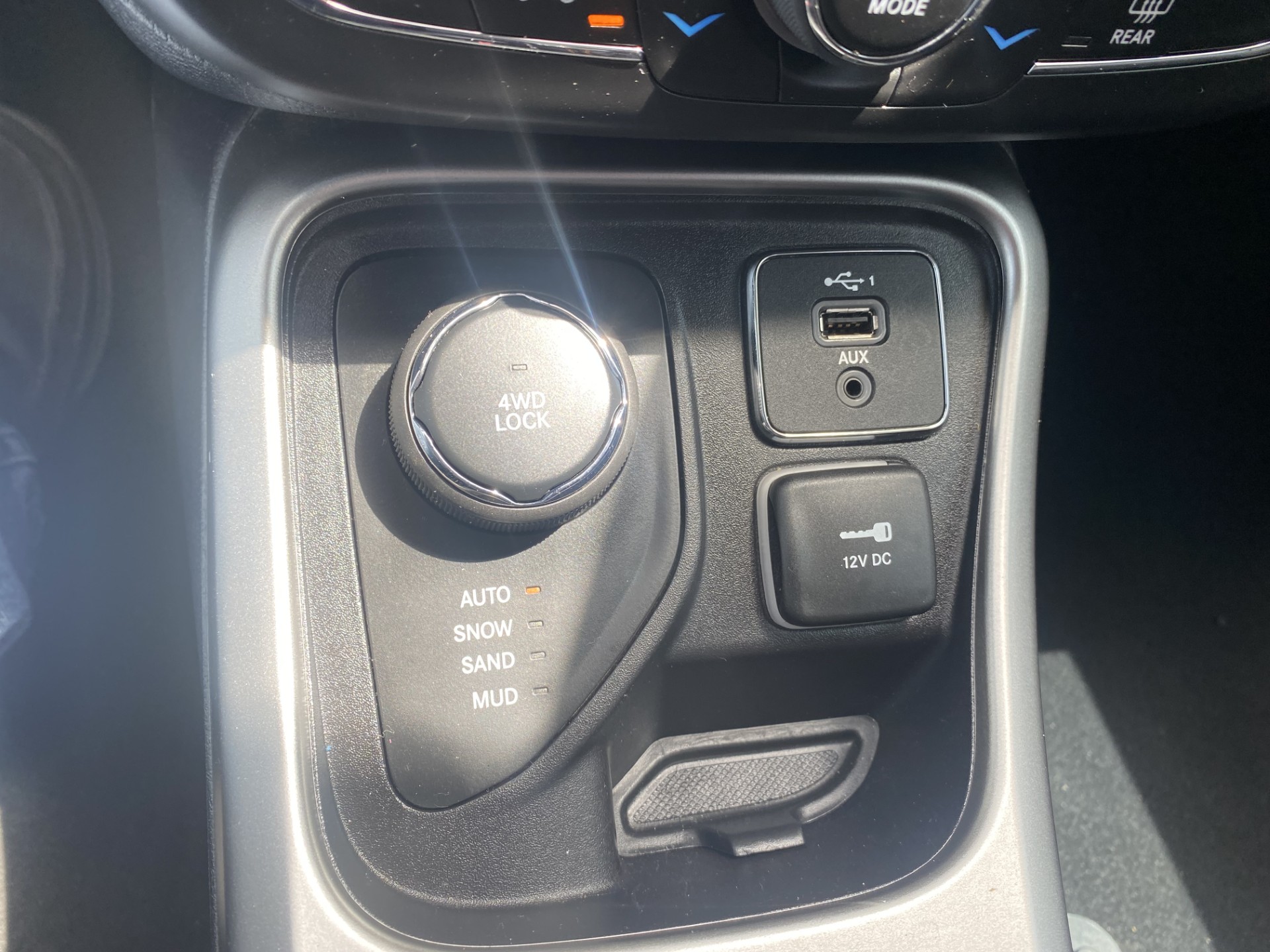 Used 2020 Silver Jeep Latitude image 22
