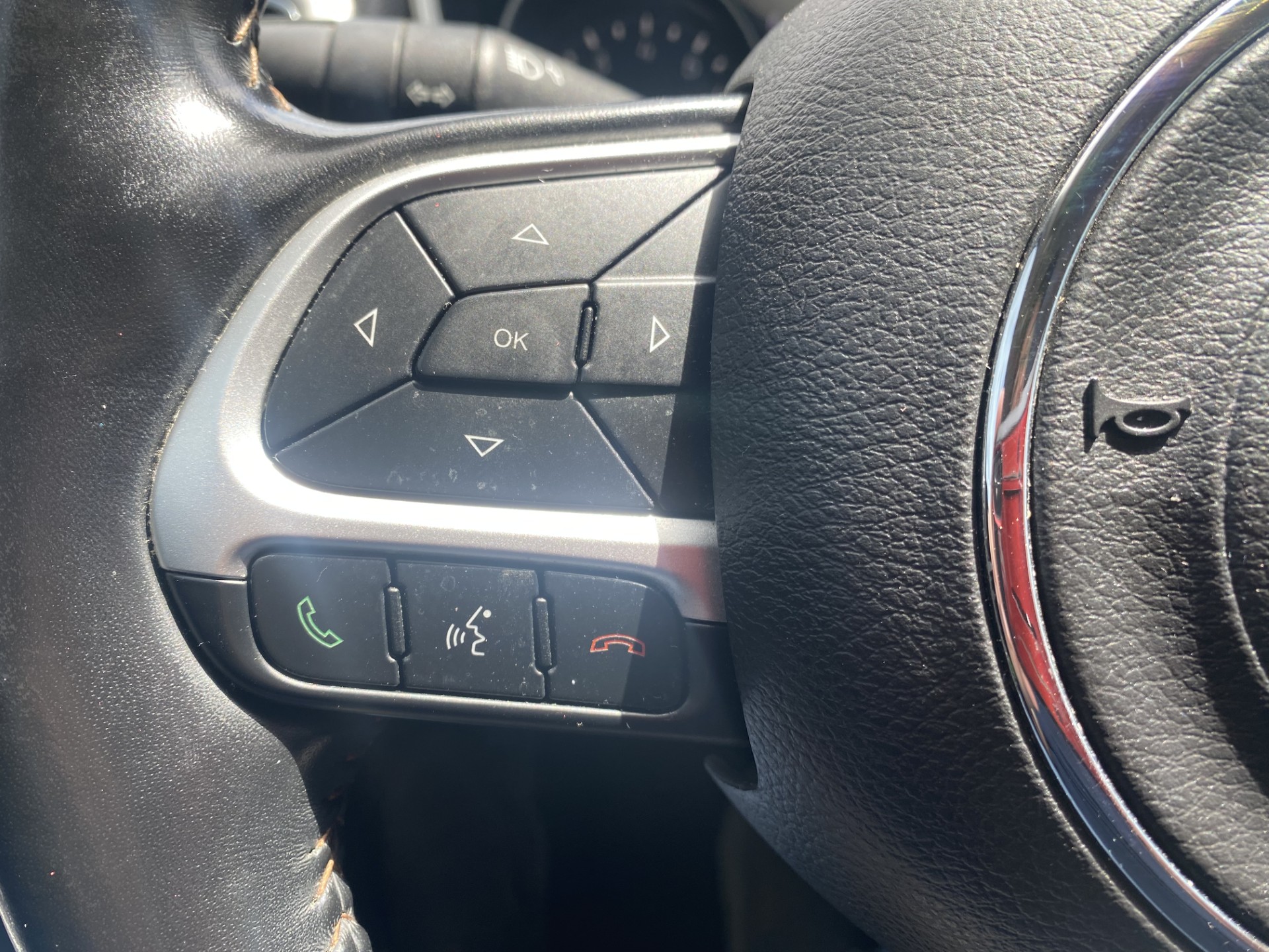 Used 2020 Silver Jeep Latitude image 18