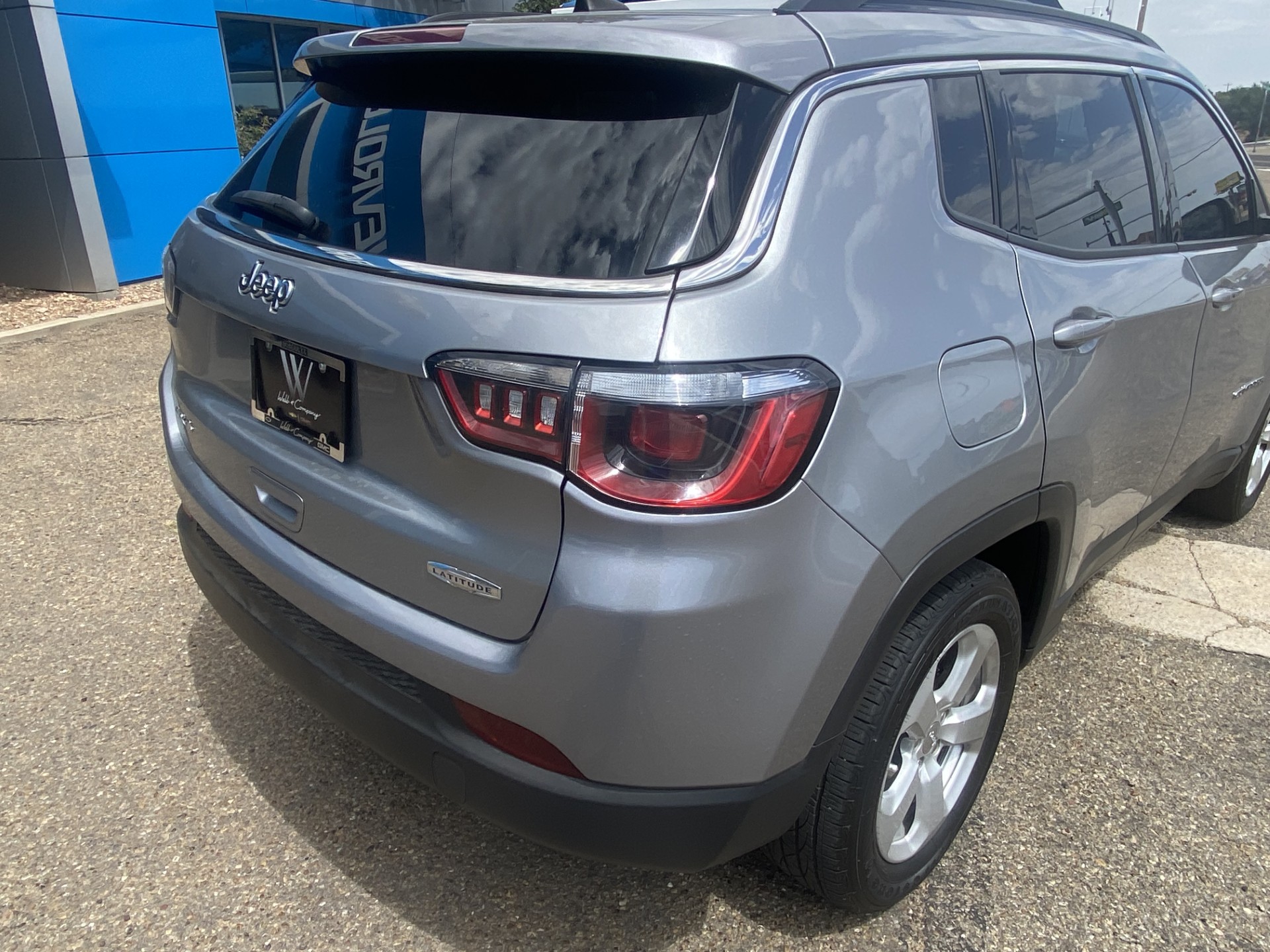 Used 2020 Silver Jeep Latitude image 8