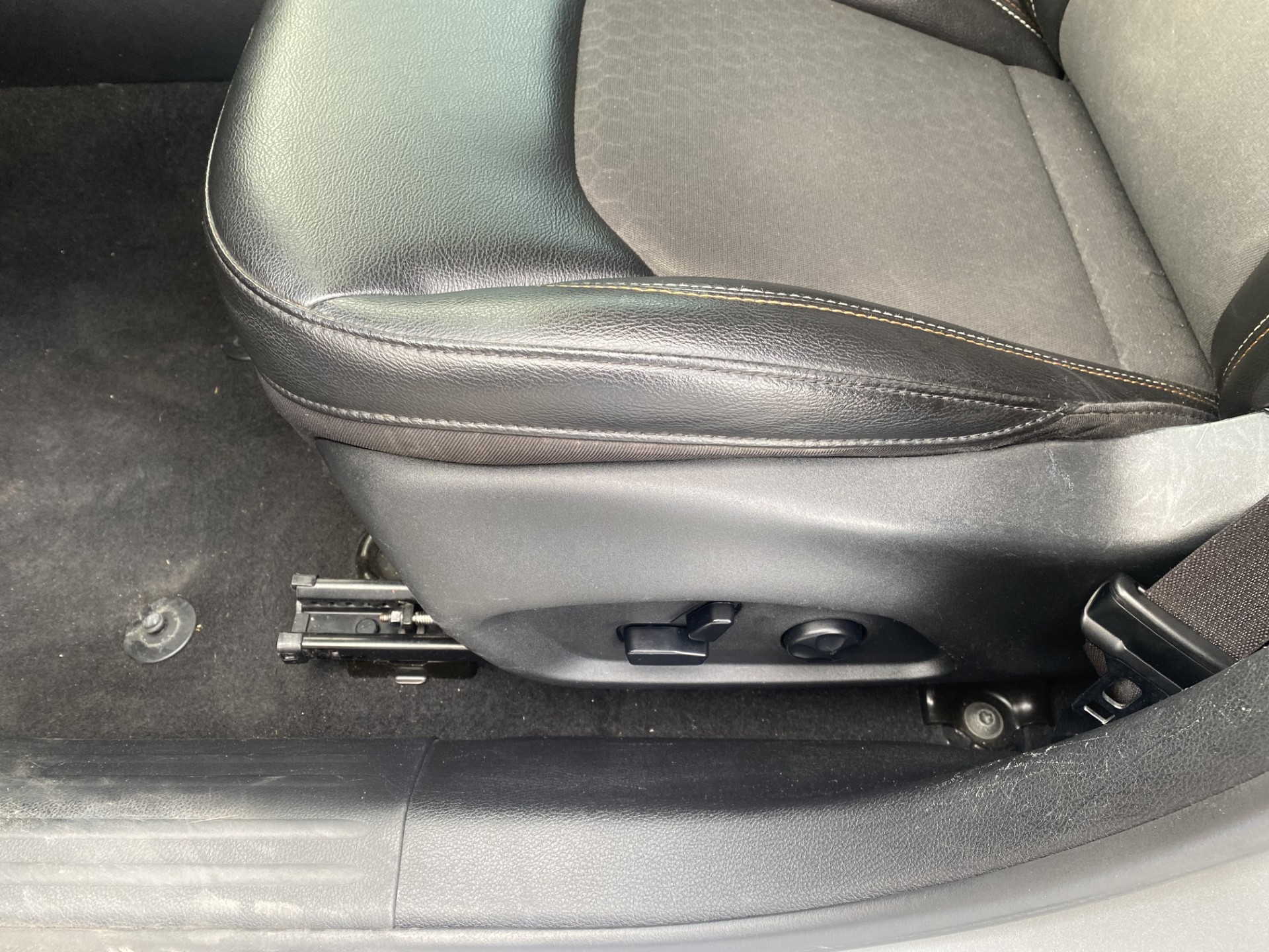 Used 2020 Silver Jeep Latitude image 12