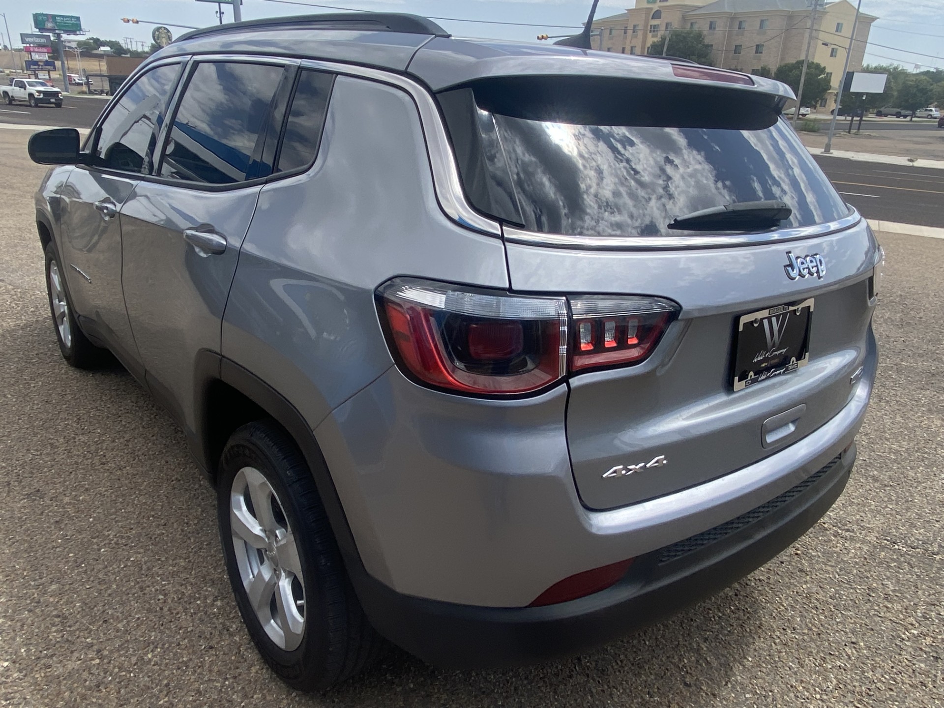 Used 2020 Silver Jeep Latitude image 6