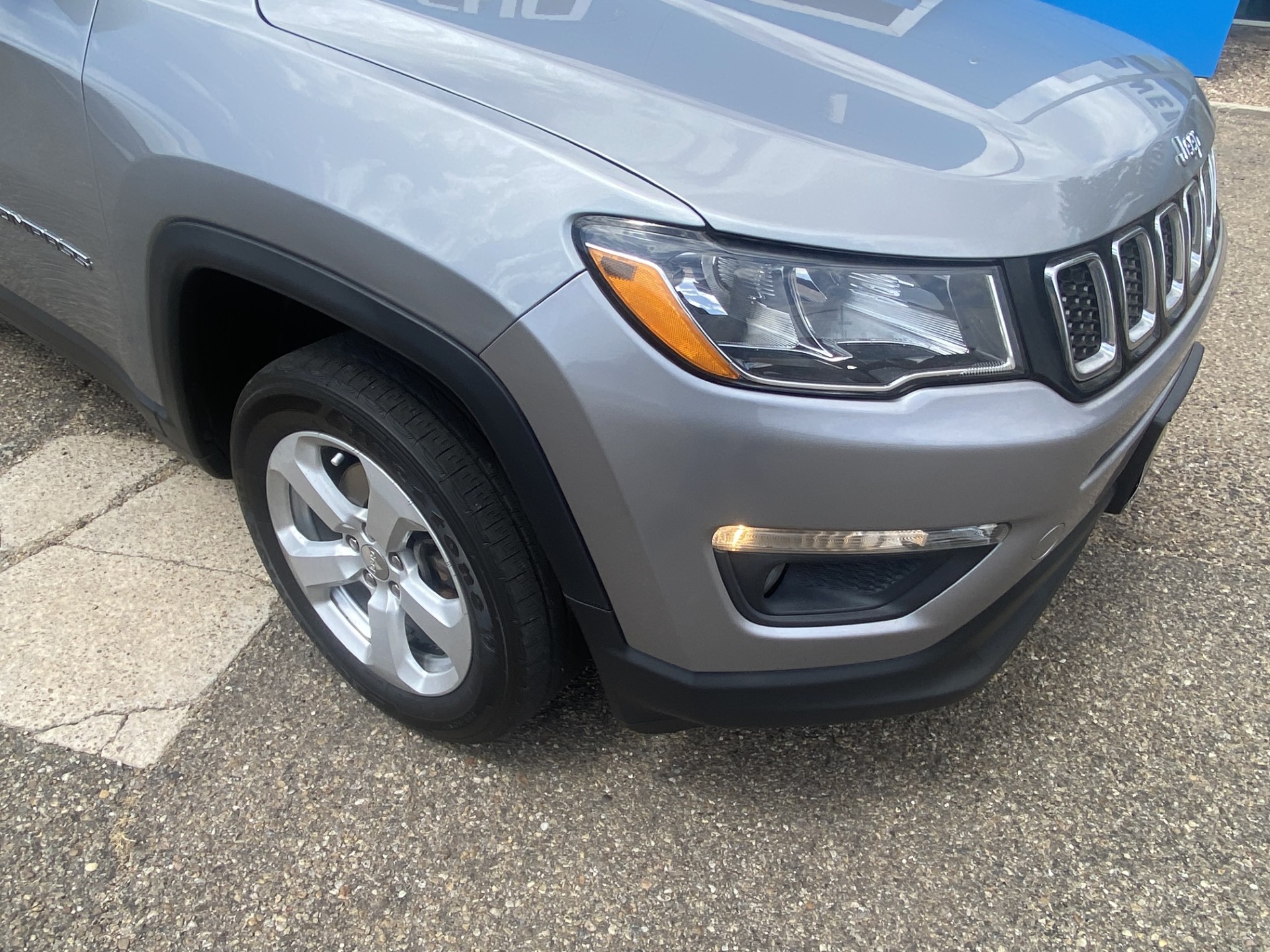 Used 2020 Silver Jeep Latitude image 2