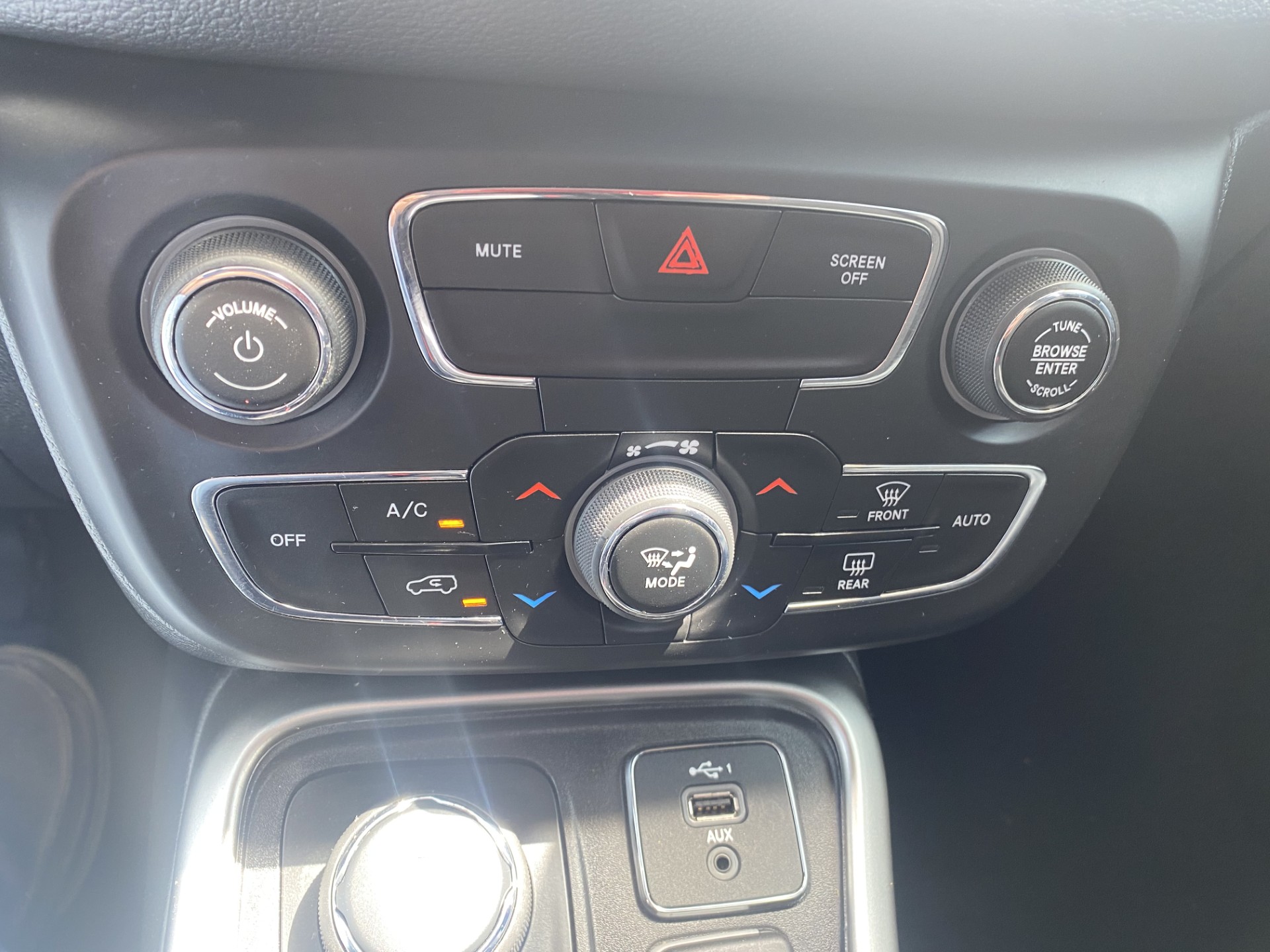 Used 2020 Silver Jeep Latitude image 21